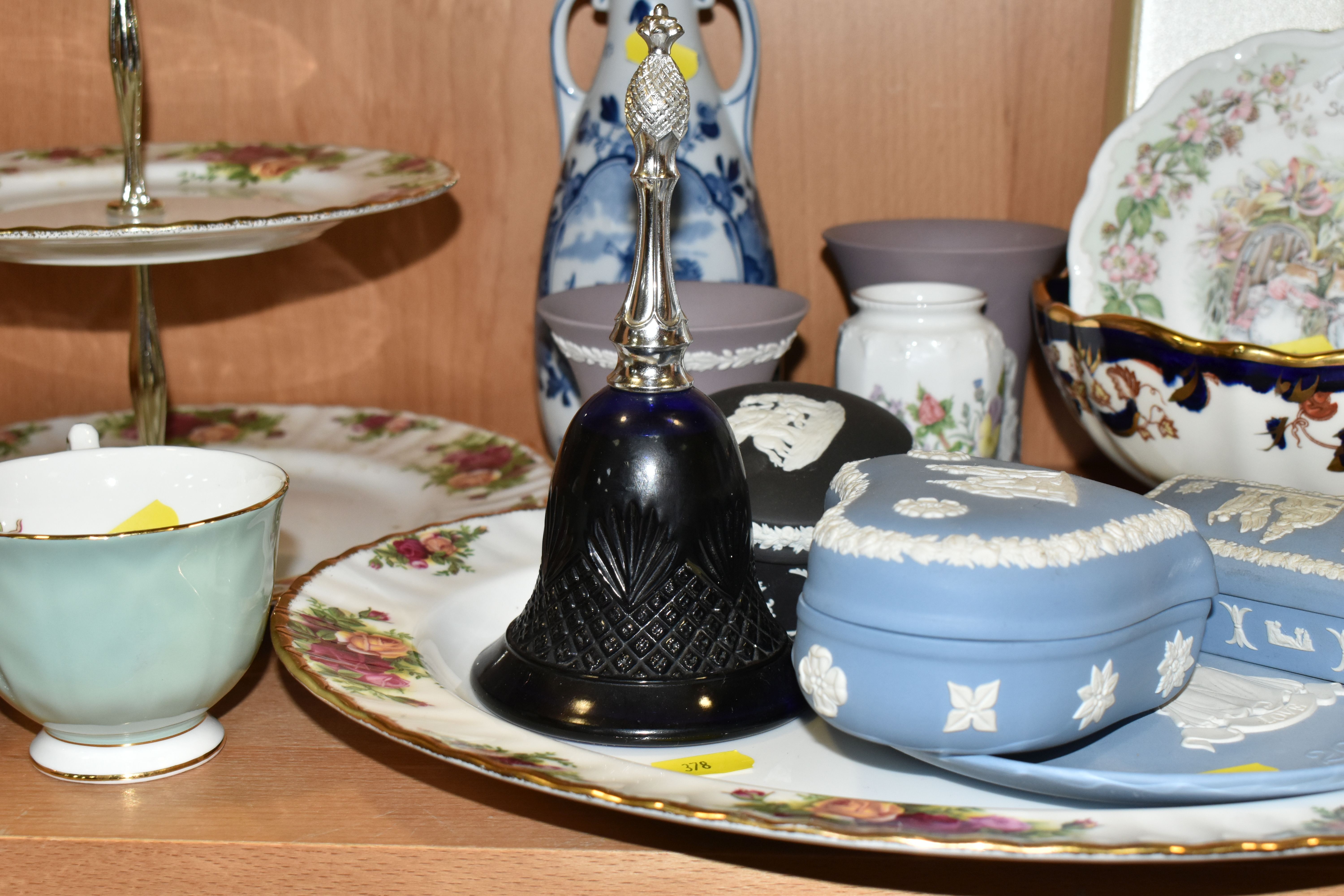 A SMALL COLLECTION OF NAMED CERAMICS ETC, to include a boxed Royal Doulton 'Linda' figurine, two - Image 6 of 10