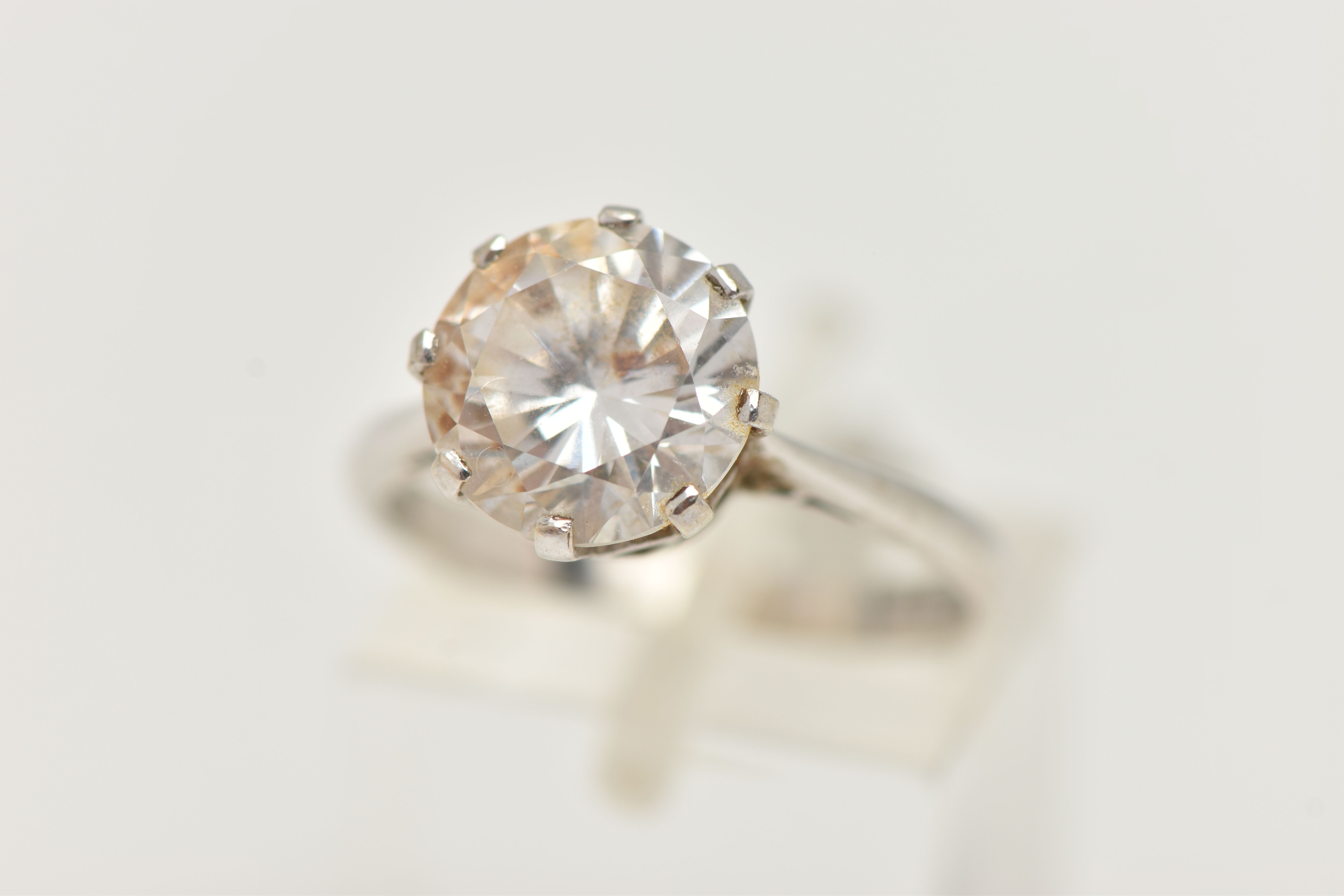 A 9CT WHITE GOLD SINGLE STONE CUBIC ZIRCONIA RING, the circular cut cubic zirconia in an eight