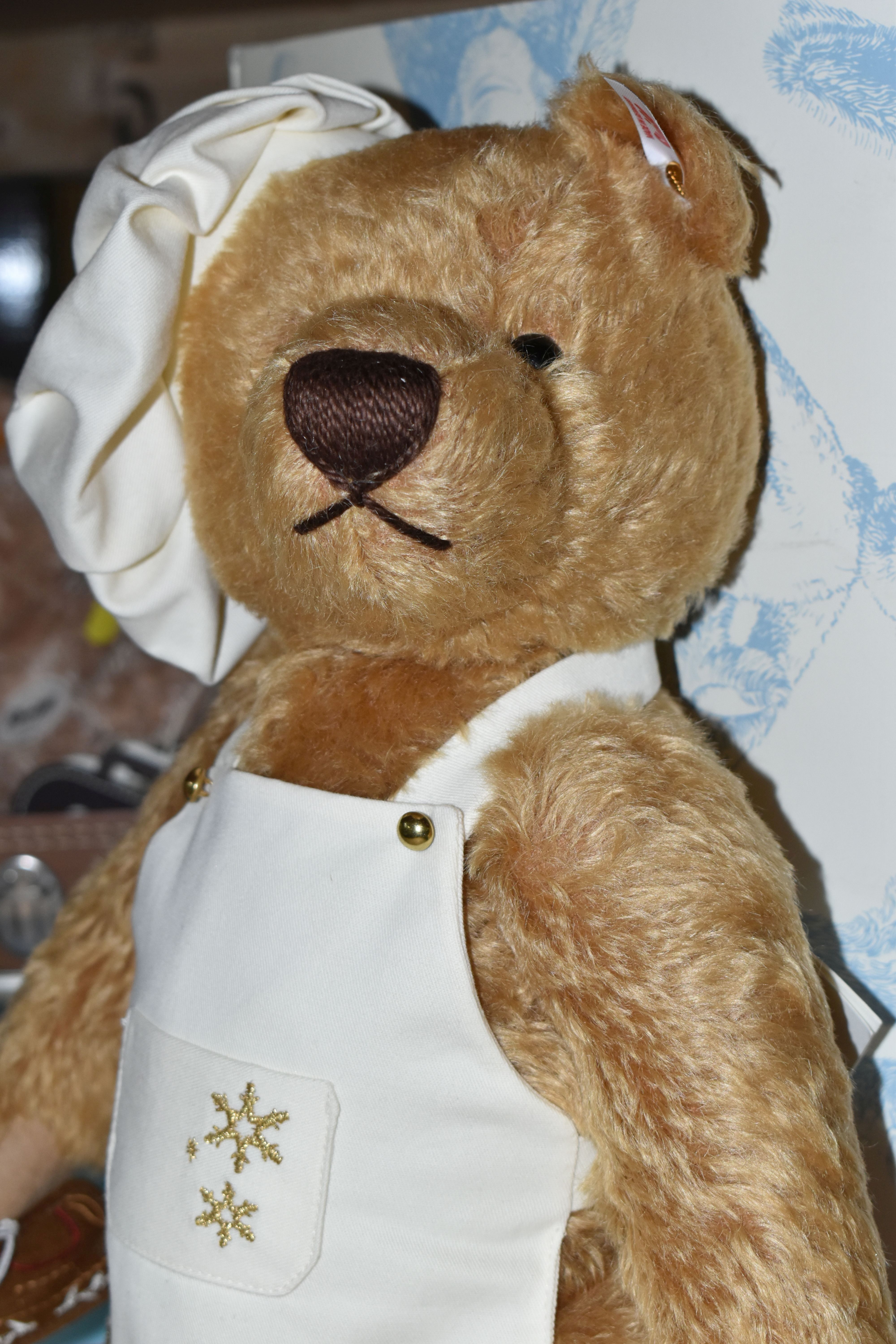 A BOXED STEIFF LIMITED EDITION 'CHRISTMAS BAKER' TEDDY BEAR, NO.021244, no.374 / 1000, reddish blond - Bild 2 aus 3