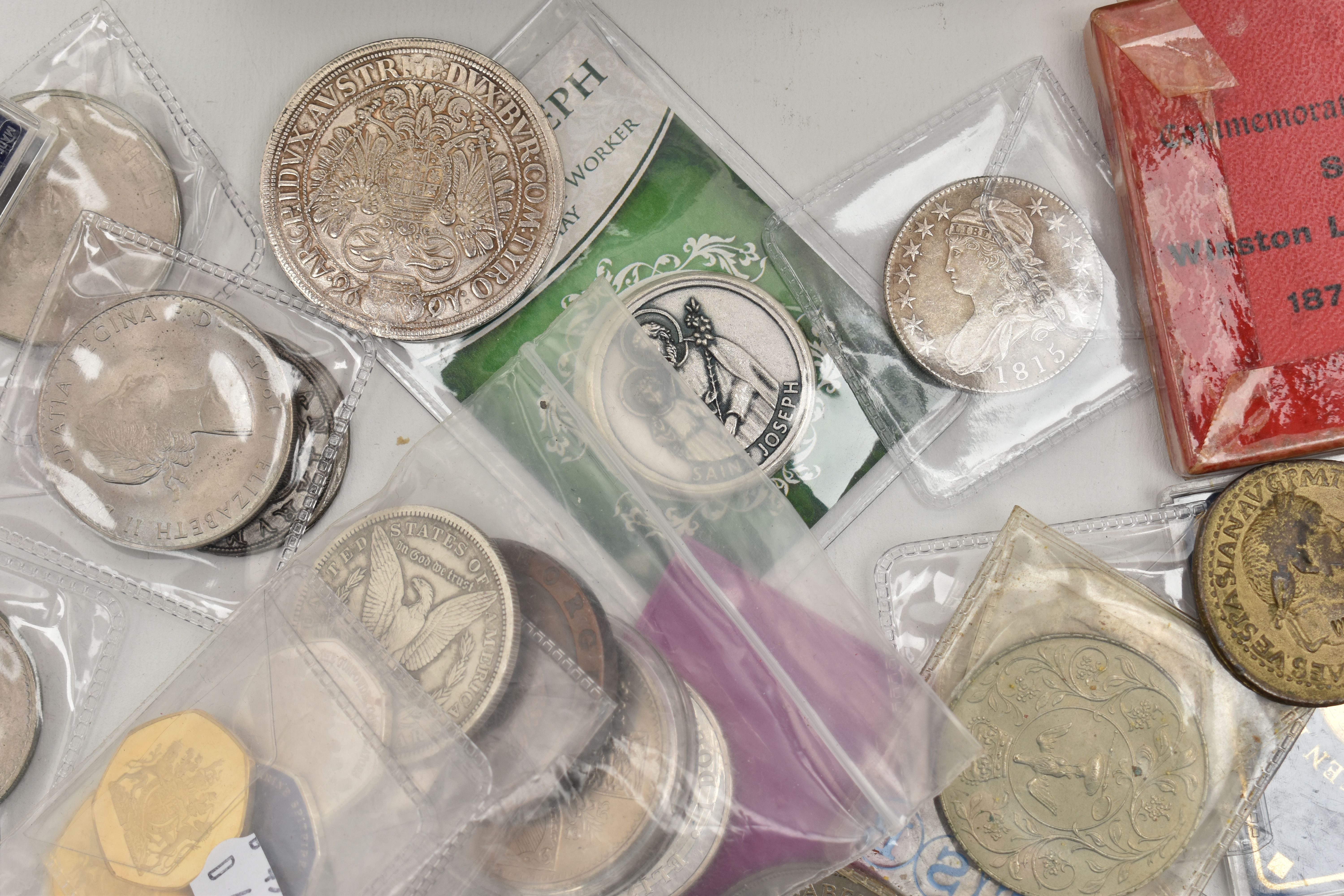 A PLASTIC TUB OF MIXED COINS, COMMEMORATIVE AND COPY COINS ETC - Image 3 of 3