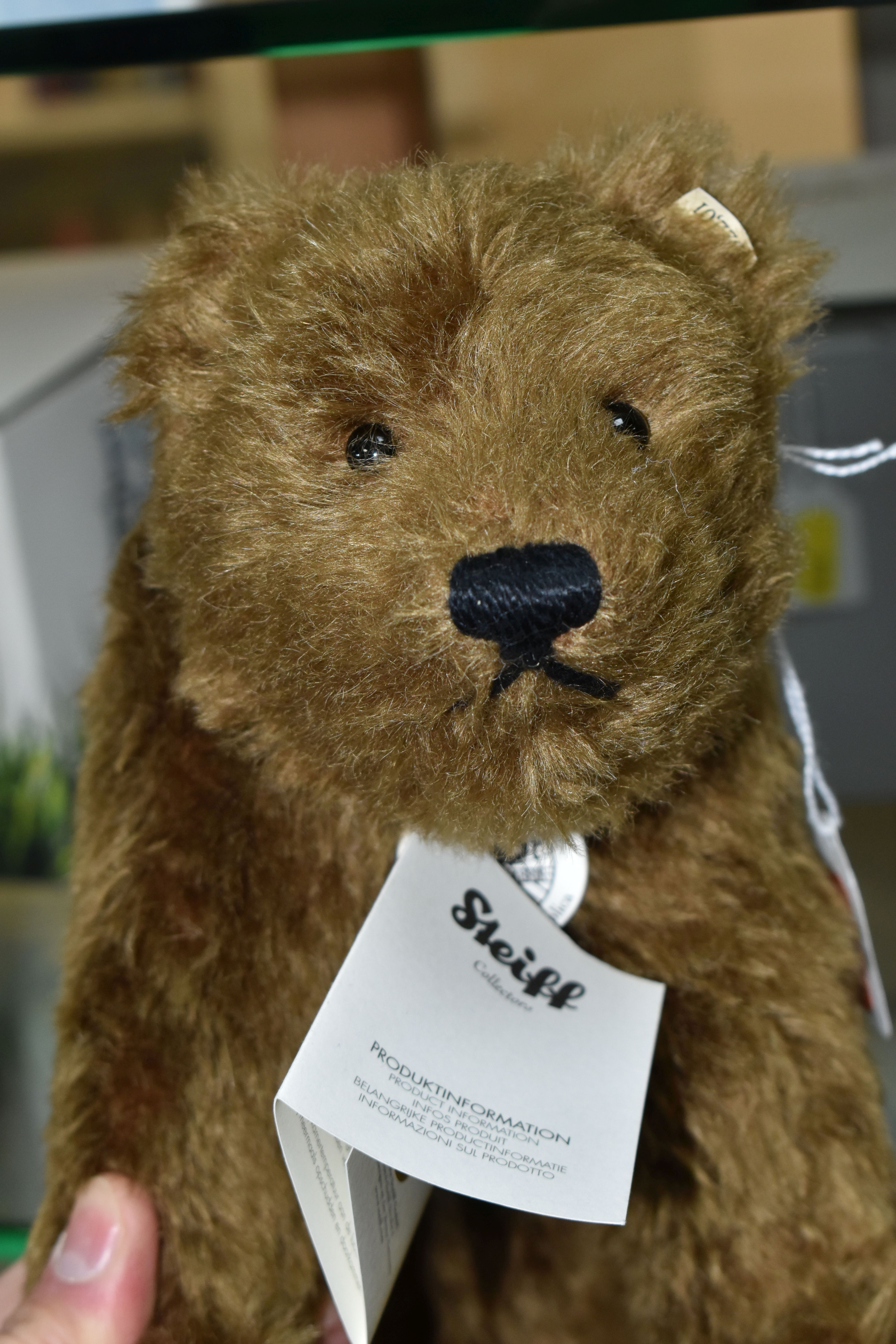 A BOXED STEIFF LIMITED EDITION SHAGGY BEAR REPLICA 1914, no.403330, limited edition no.492/914, dark - Bild 2 aus 3