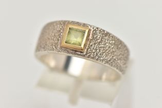 A LINKS OF LONDON SILVER PERIDOT RING, designed as a square cut peridot within a collet setting,