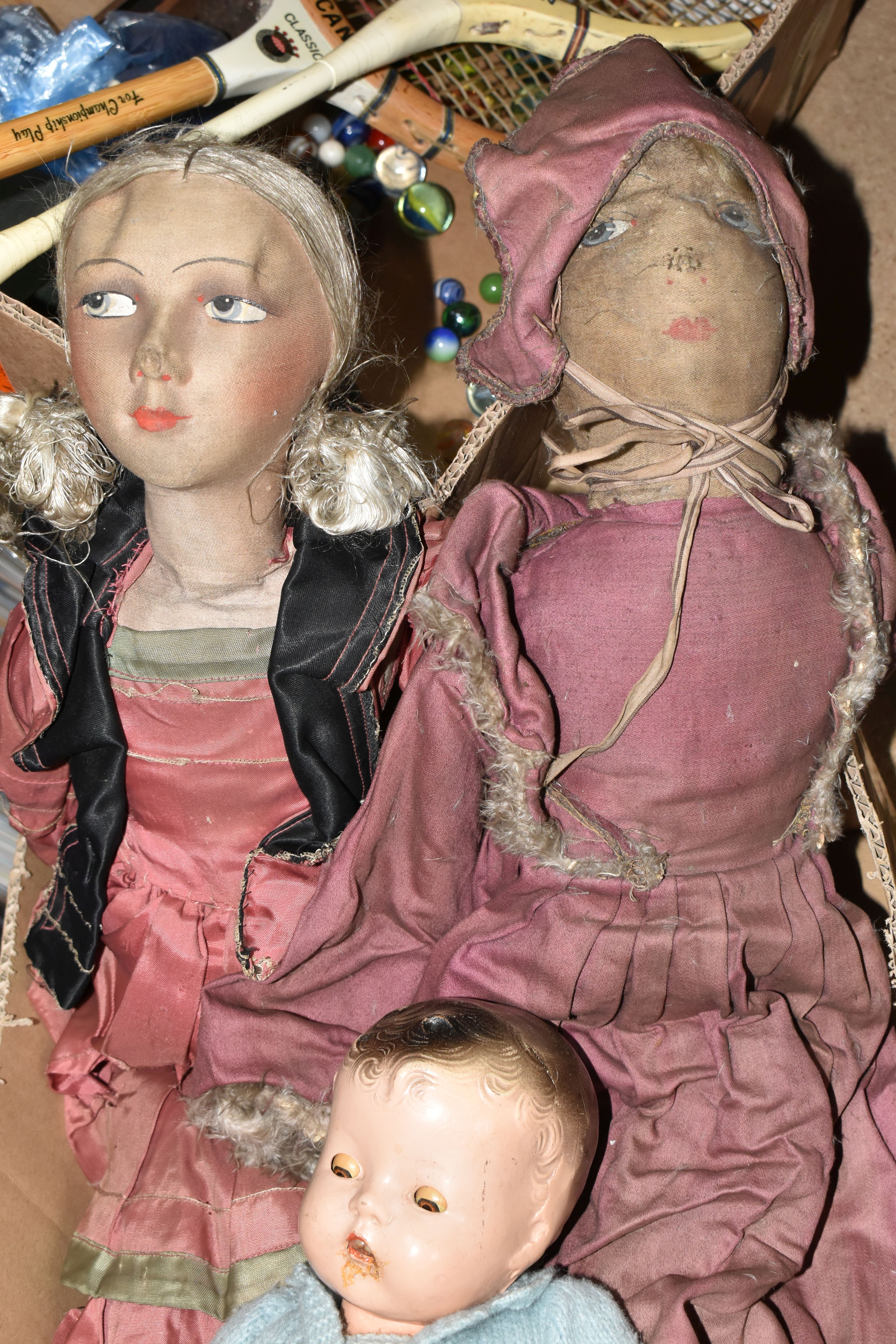A VINTAGE CLOTH HEAD DOLL, moulded and painted features, original wig, cloth body with composition - Bild 7 aus 10