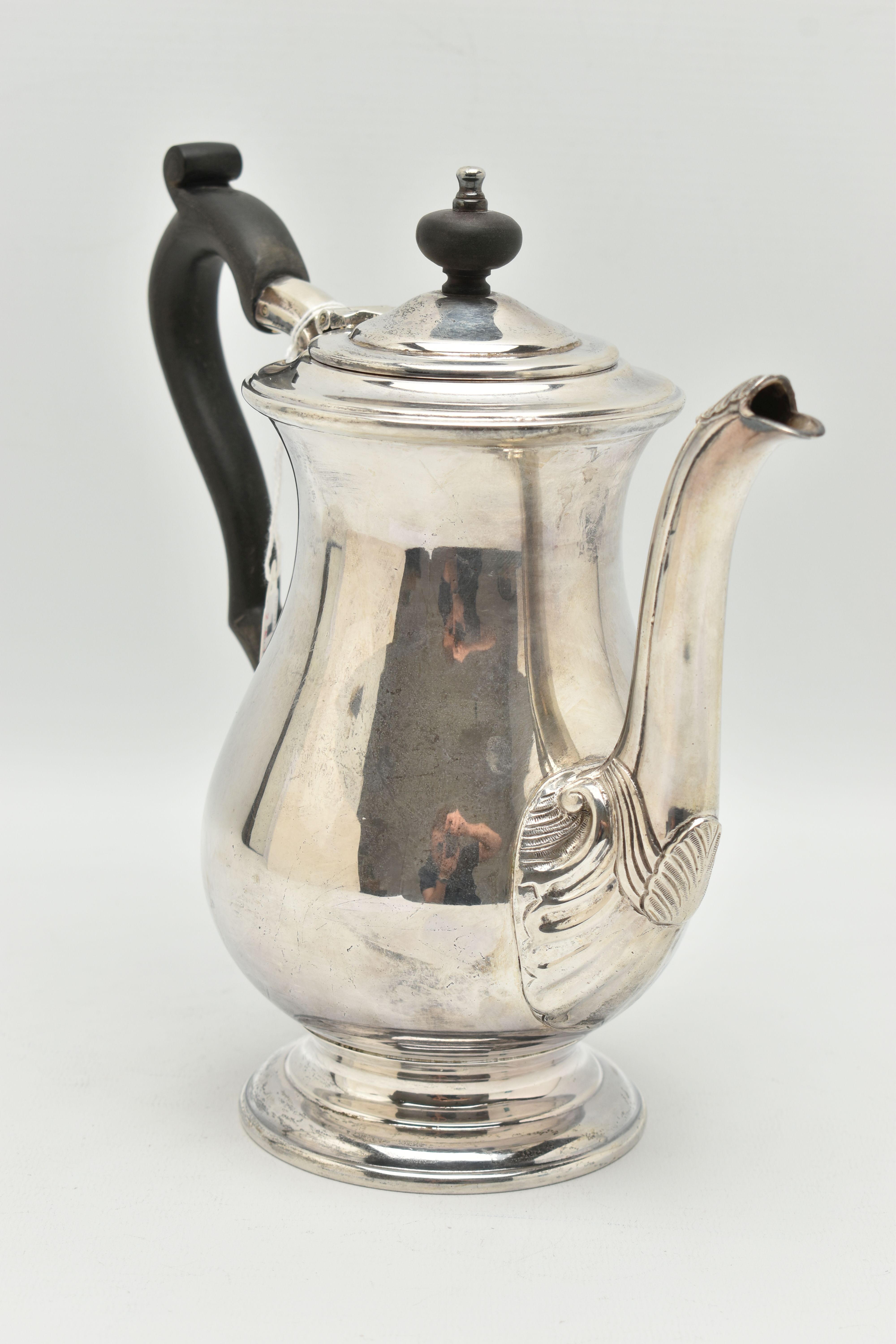 AN ELIZABETH II SILVER TEAPOT, polished bell shape, shell pattern to the base of the spout, hinged - Image 2 of 5