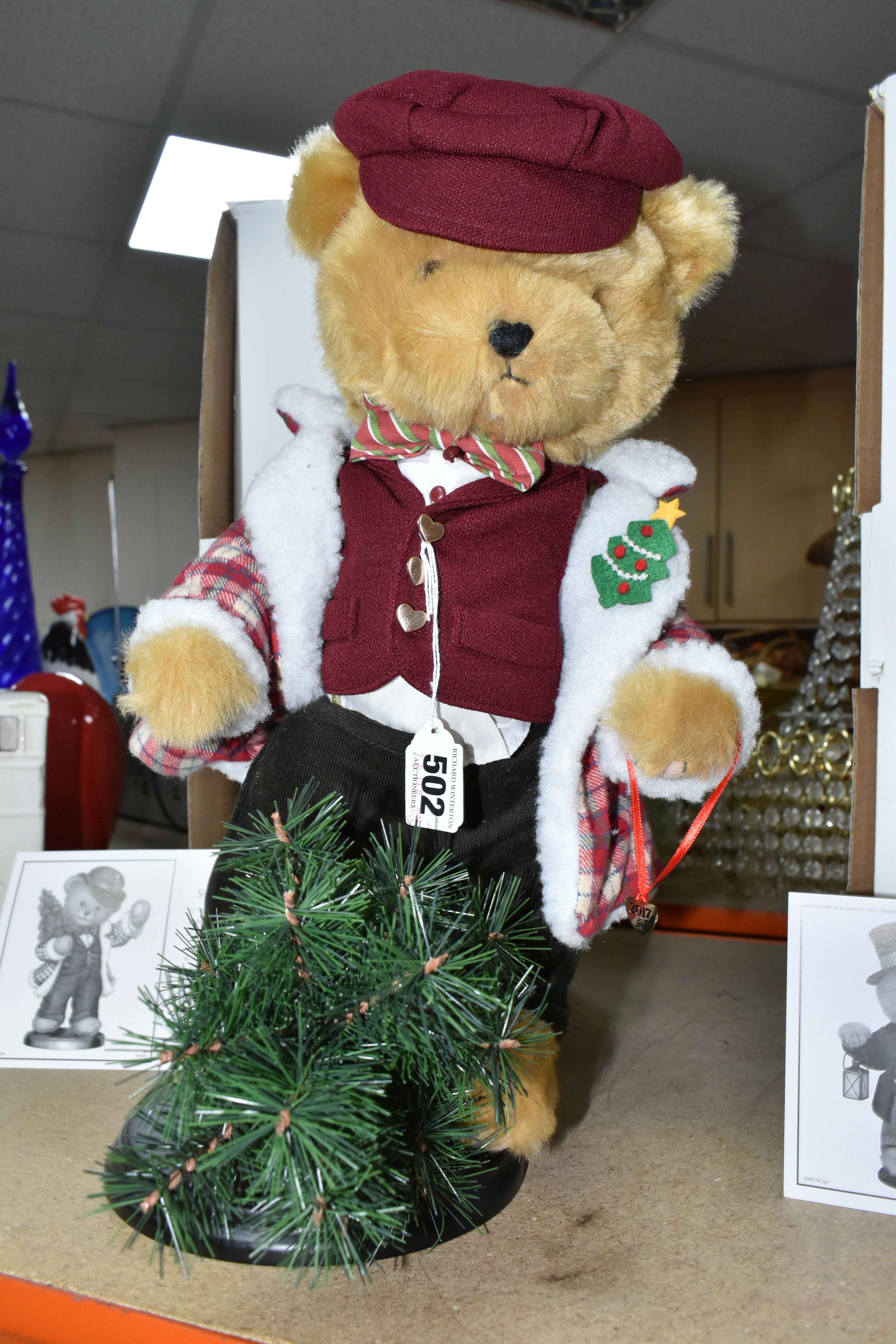 TWO BOXED DANBURY MINT CHRISTMAS BEARS, comprising 'Stanley' the 2017 Christmas Bear and 'Winston' - Bild 3 aus 5