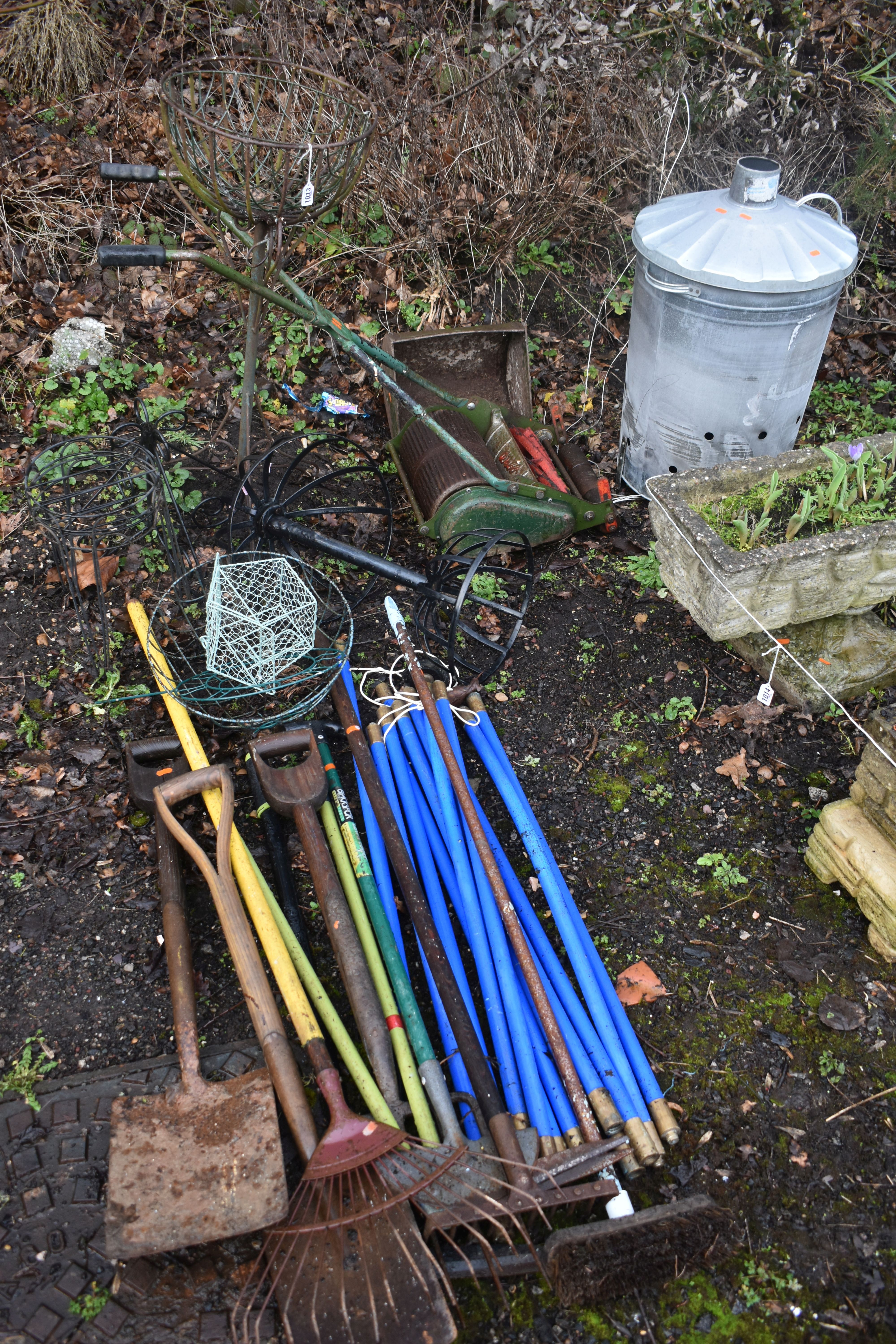 A SELECTION OF GARDEN MISCELLANEOUS, to include a galvanised incinerator, a Webb push along