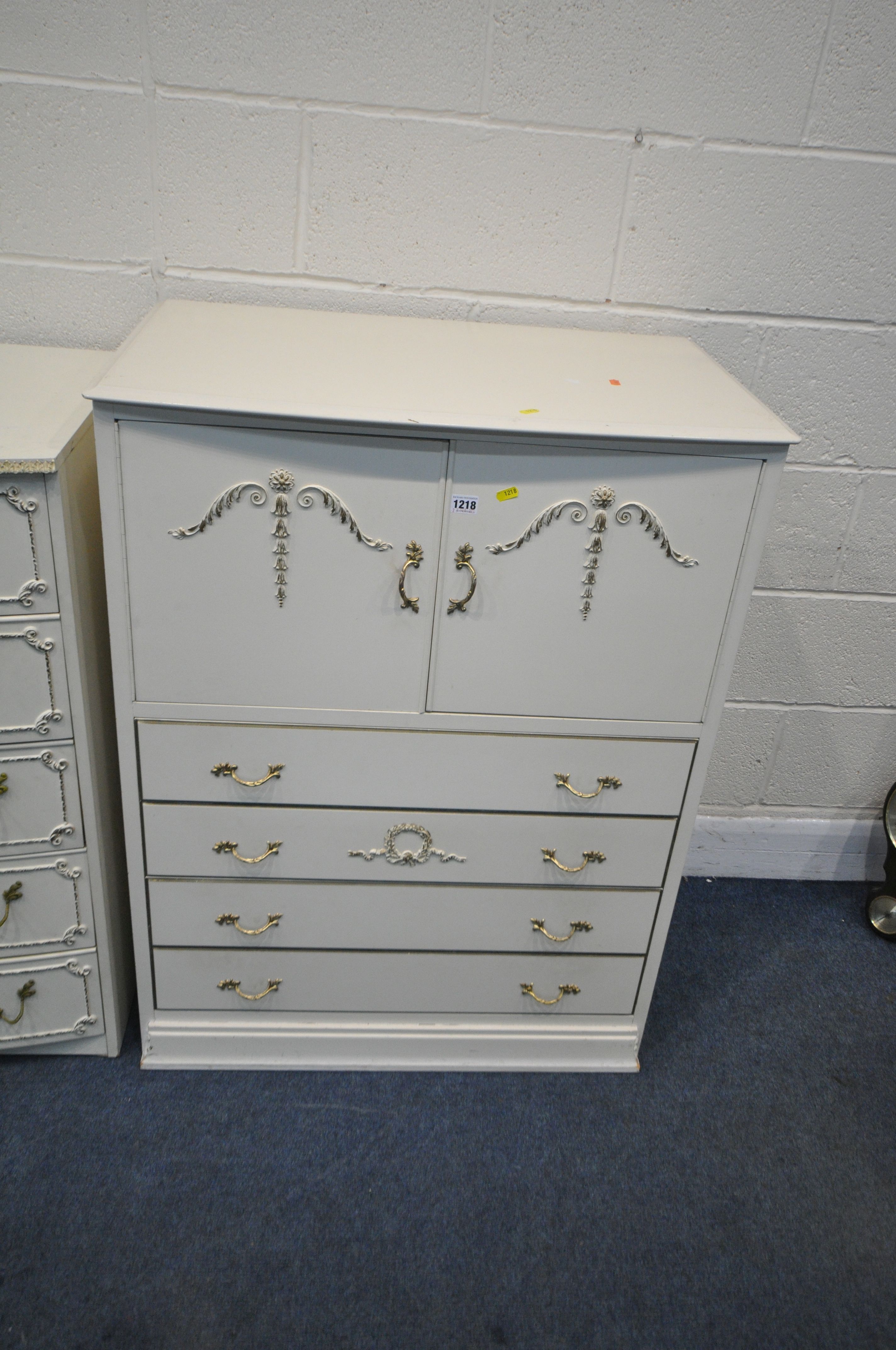 FIVE CREAM FRENCH PIECES OF BEDROOM FURNITURE, to include a dressing table, with single swing - Image 2 of 4