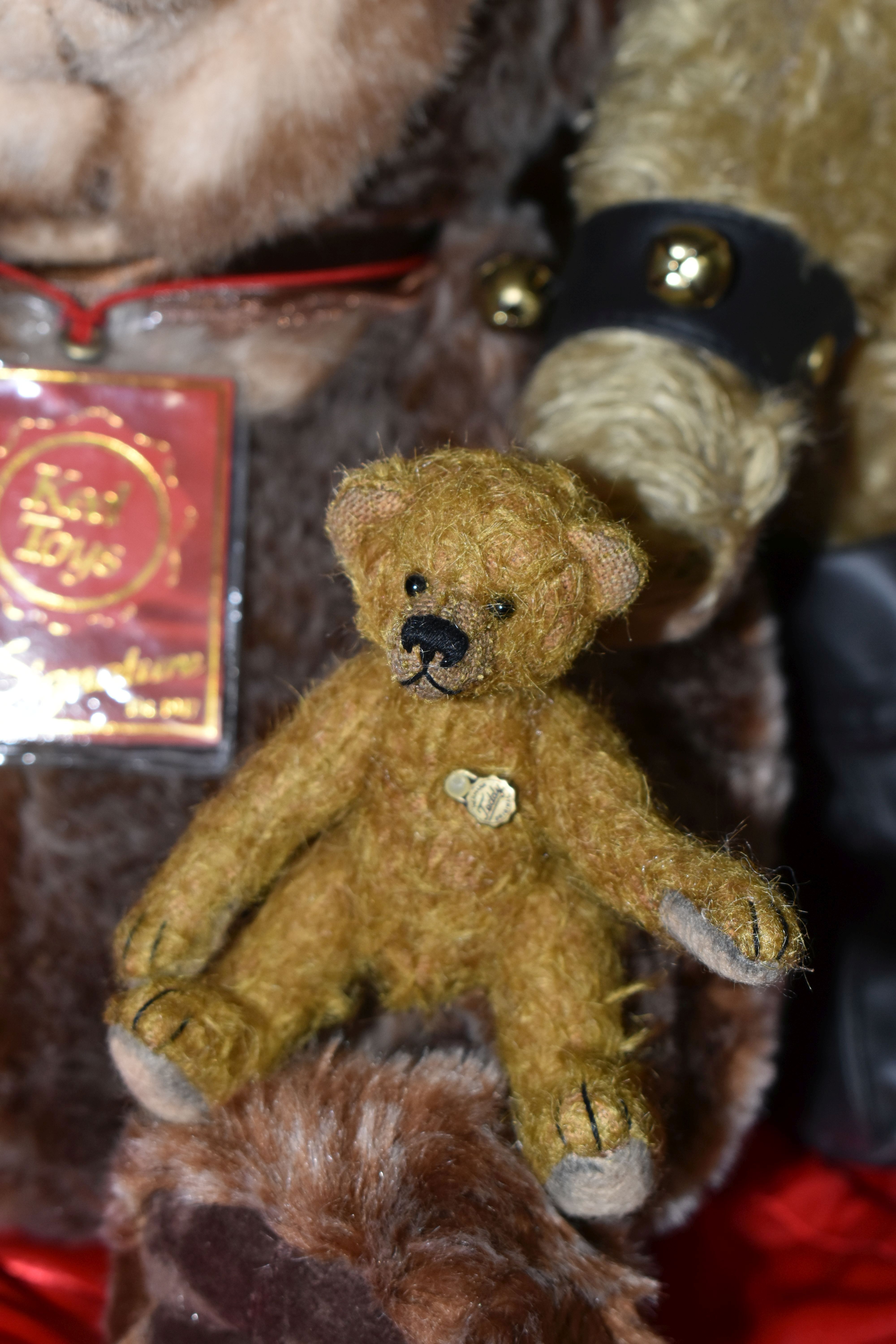 A BOX OF MODERN COLLECTORS BEARS, including a World of Bears limited edition of 50 Herman Morris - Bild 7 aus 8