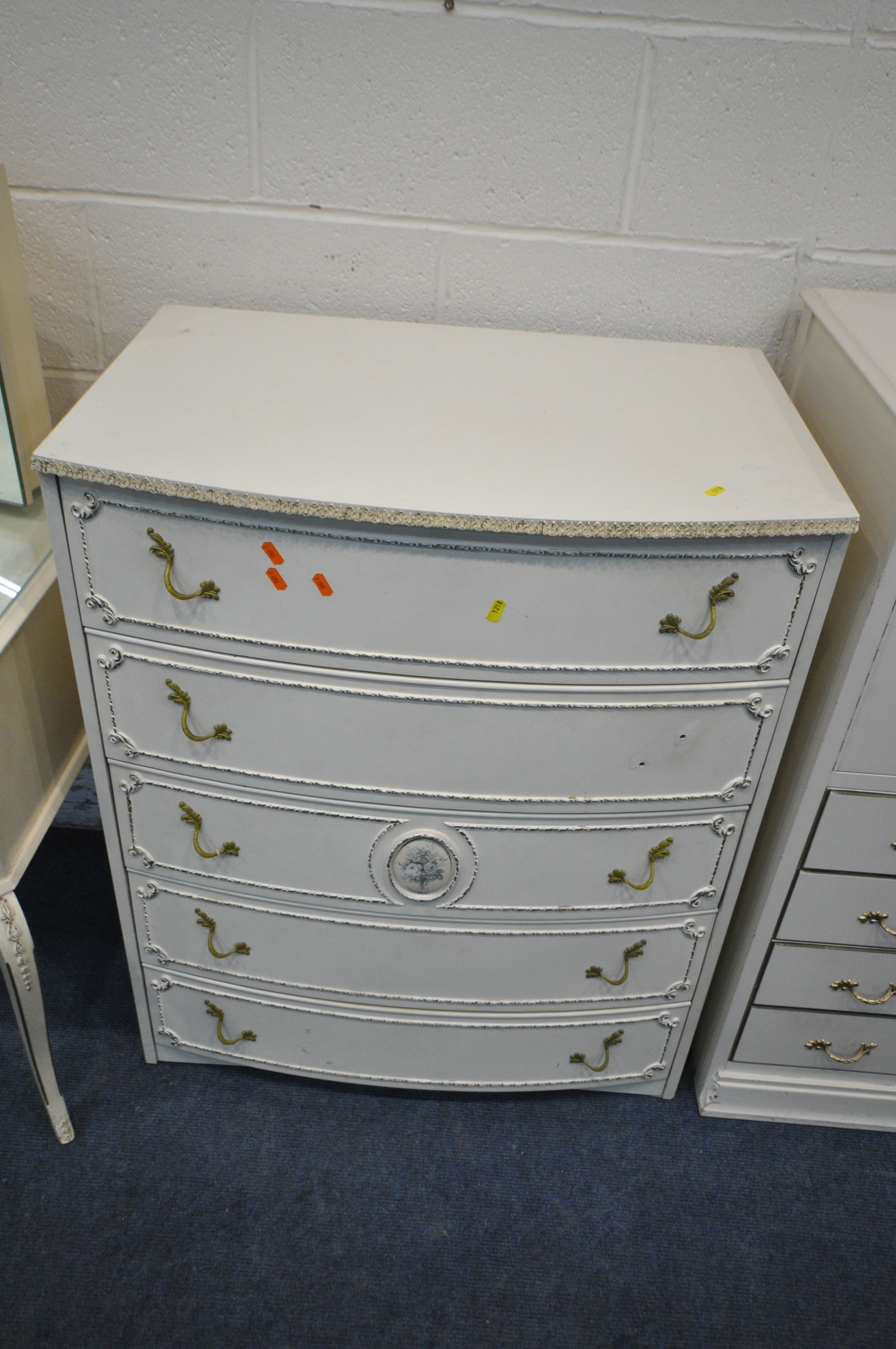 FIVE CREAM FRENCH PIECES OF BEDROOM FURNITURE, to include a dressing table, with single swing - Image 3 of 4