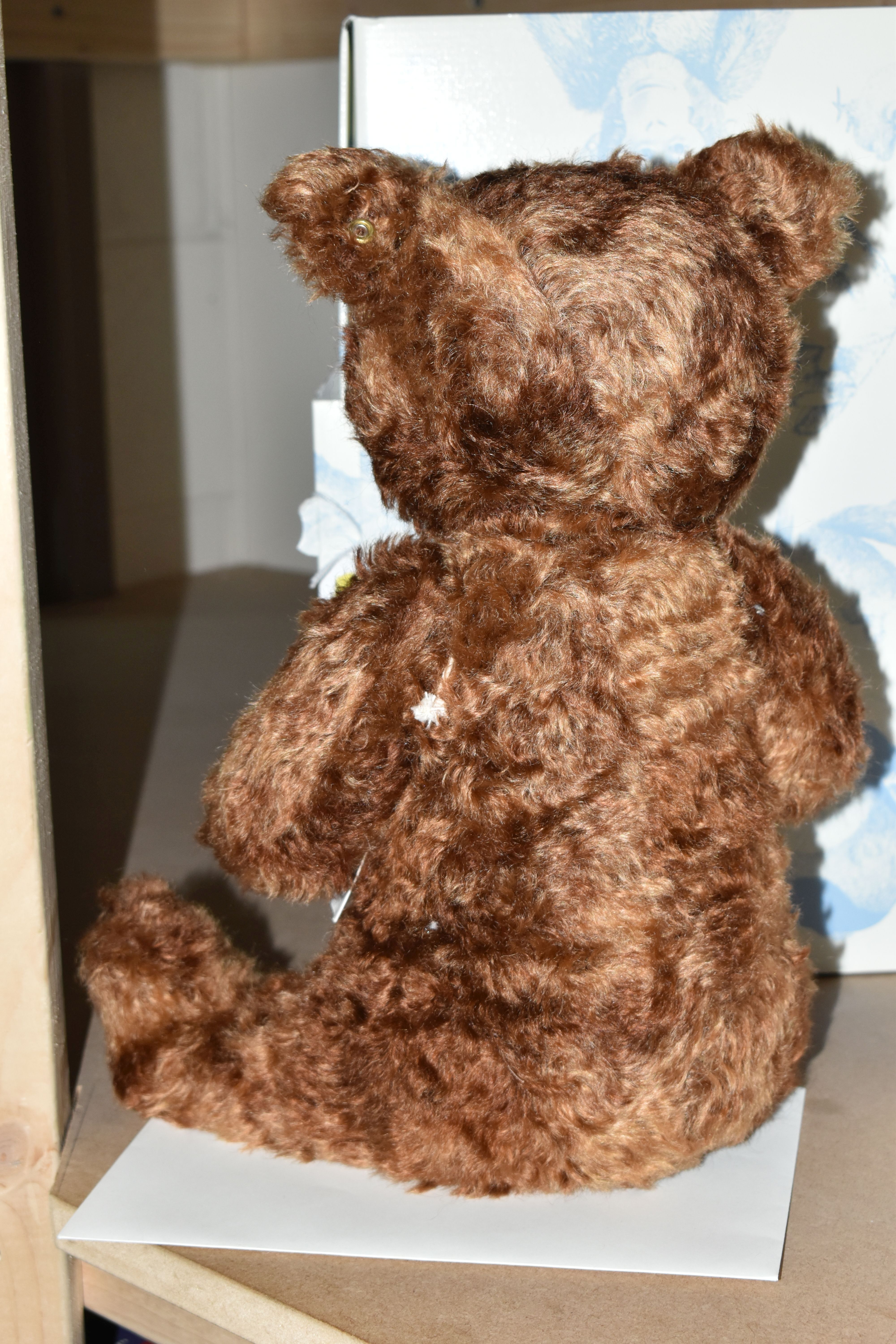 A BOXED LIMITED EDITION STEIFF BEAR 'GRIZZLE', no.664915, limited edition no.223/1500, chestnut - Bild 2 aus 3