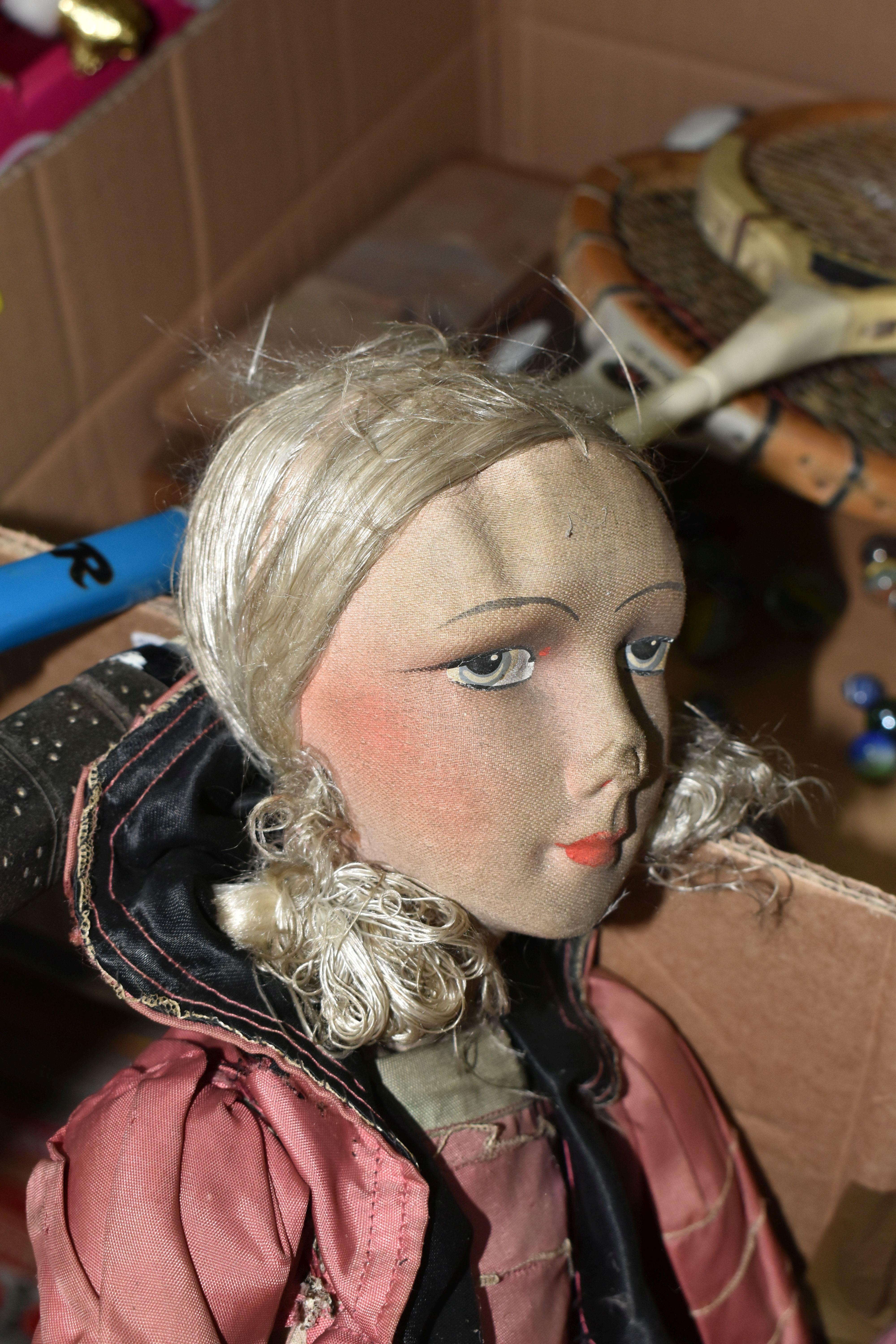 A VINTAGE CLOTH HEAD DOLL, moulded and painted features, original wig, cloth body with composition - Bild 9 aus 10