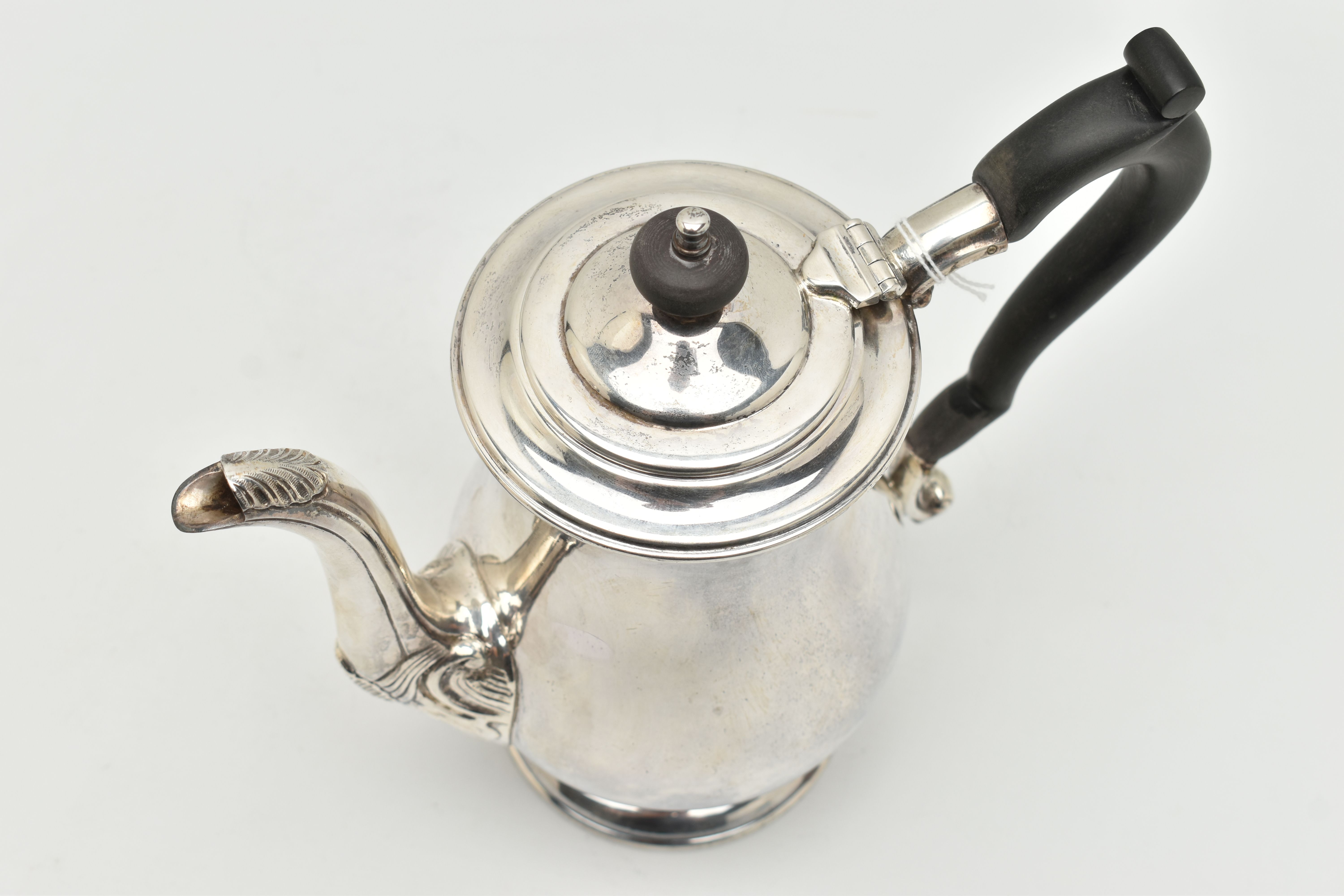 AN ELIZABETH II SILVER TEAPOT, polished bell shape, shell pattern to the base of the spout, hinged - Image 4 of 5