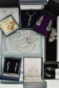 AN ASSORTMENT OF SILVER AND COSTUME JEWELLERY, to include a silver chain necklace, approximate
