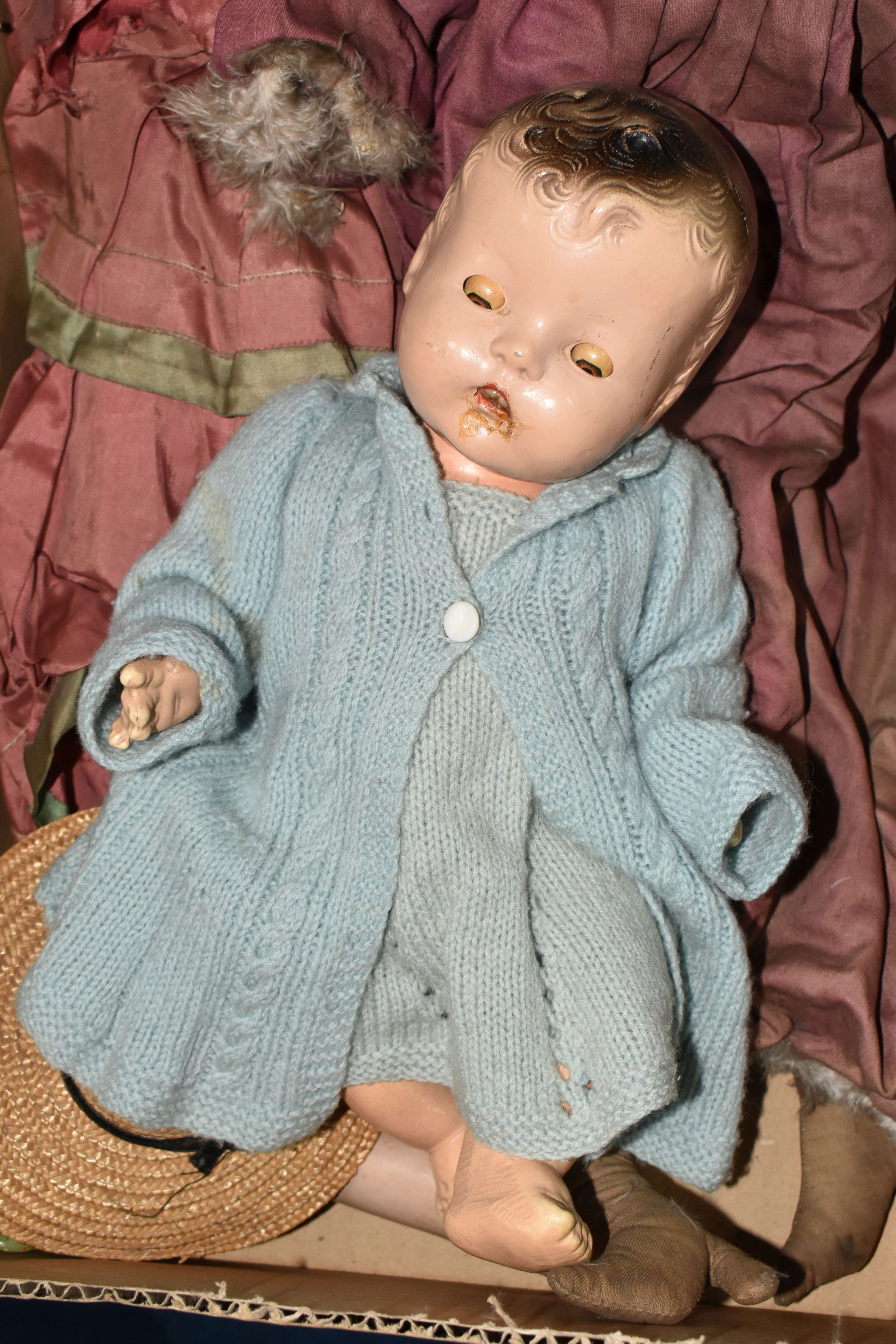 A VINTAGE CLOTH HEAD DOLL, moulded and painted features, original wig, cloth body with composition - Bild 2 aus 10
