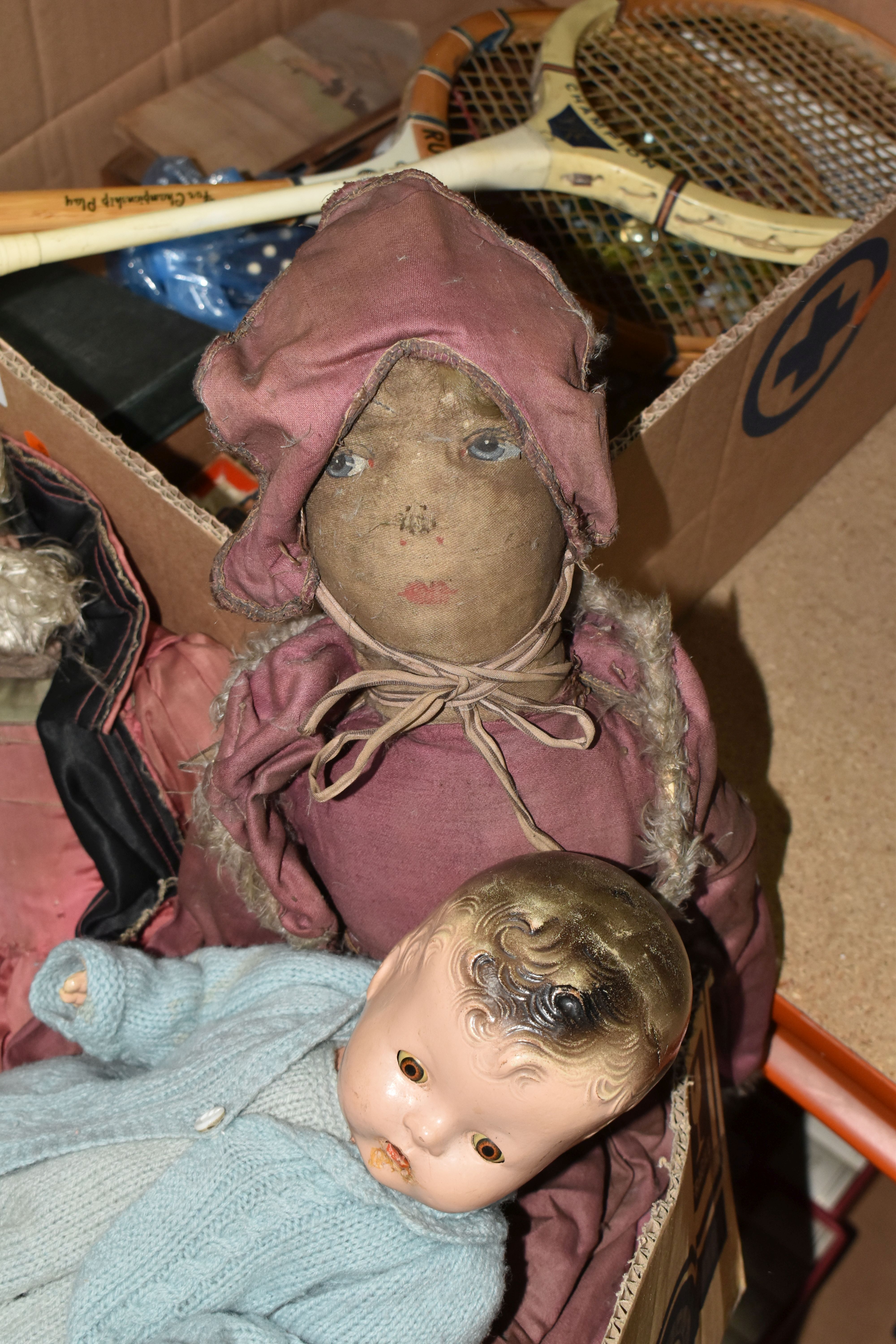 A VINTAGE CLOTH HEAD DOLL, moulded and painted features, original wig, cloth body with composition - Bild 10 aus 10