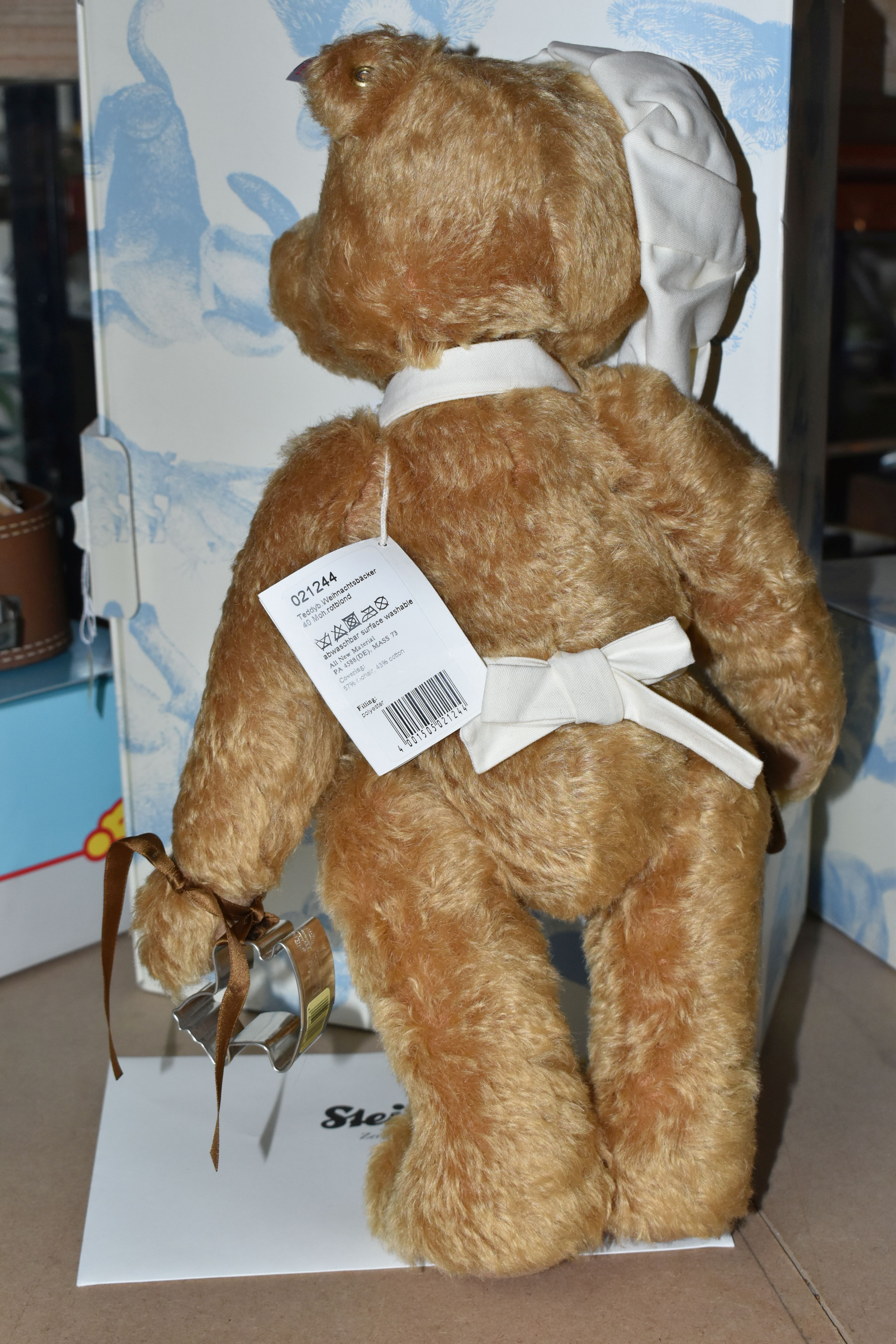 A BOXED STEIFF LIMITED EDITION 'CHRISTMAS BAKER' TEDDY BEAR, NO.021244, no.374 / 1000, reddish blond - Bild 3 aus 3