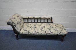 AN EARLY 2OTH CENTURY CHAISE LOUNGE, with spindle supports, on turned legs, length 173cm x depth