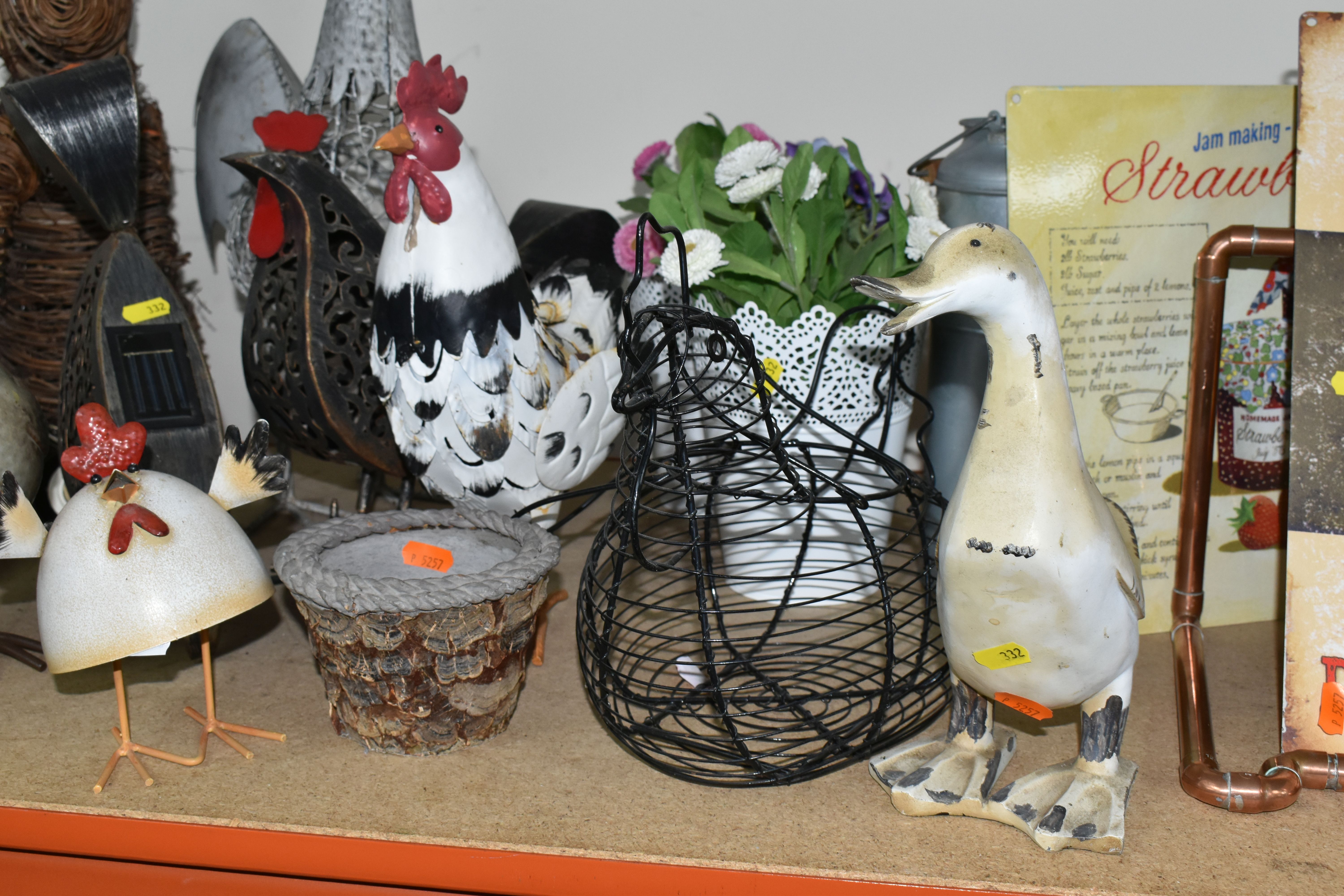 A QUANTITY OF COCKEREL AND HEN ORNAMENTS, comprising eight metal kitchen ornaments, a gilt metal - Image 3 of 10