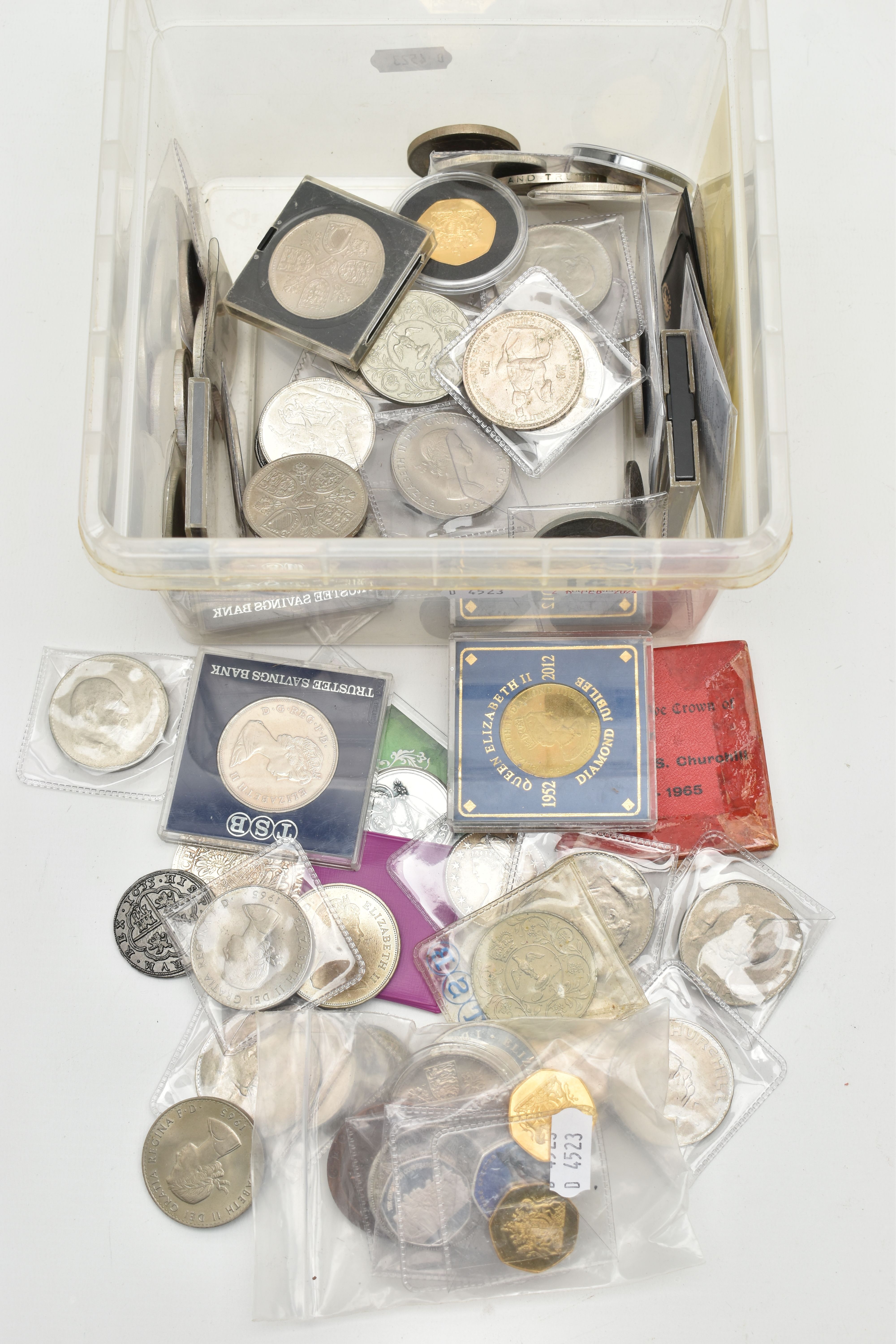 A PLASTIC TUB OF MIXED COINS, COMMEMORATIVE AND COPY COINS ETC