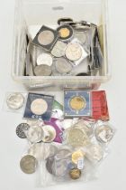 A PLASTIC TUB OF MIXED COINS, COMMEMORATIVE AND COPY COINS ETC
