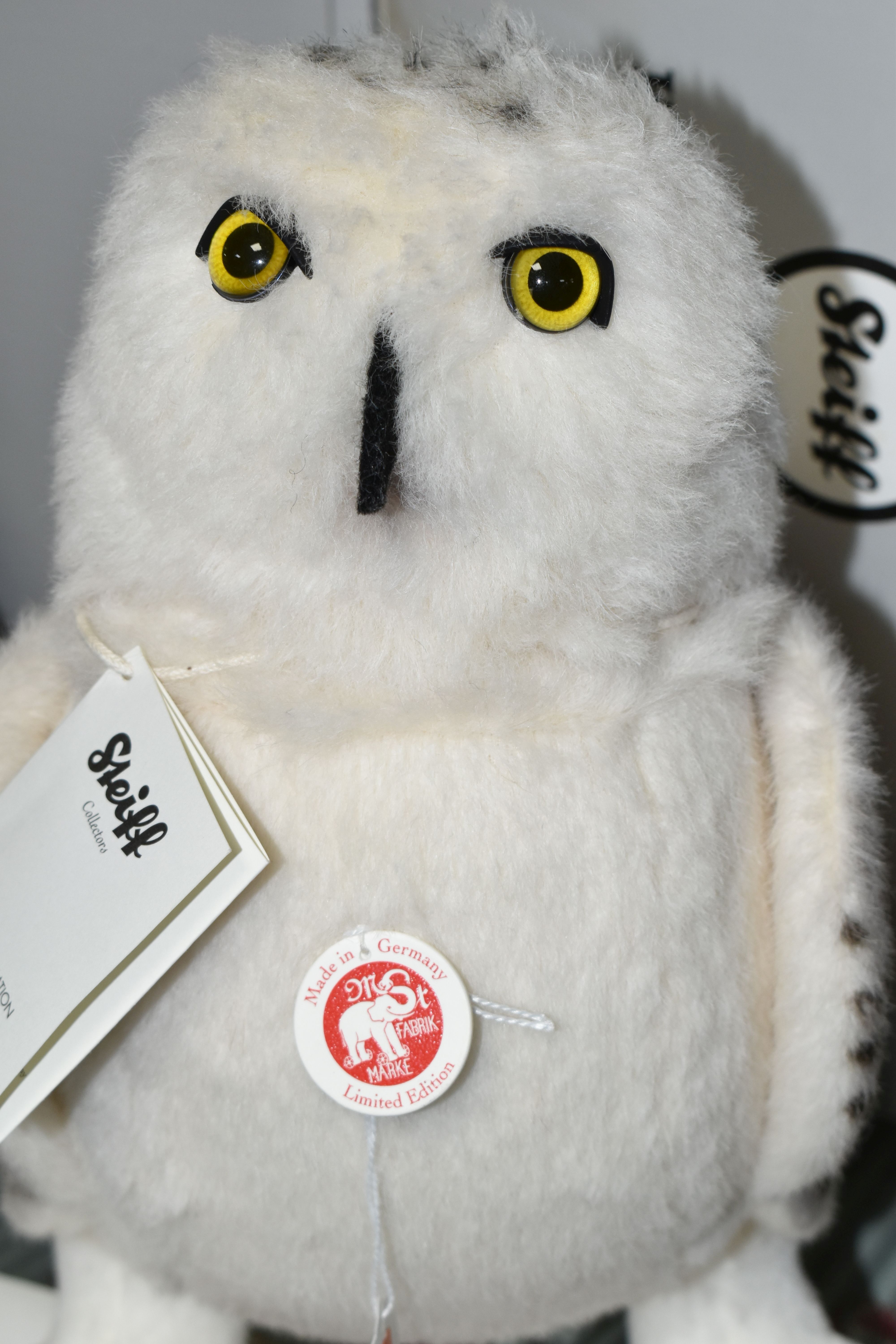 A BOXED LIMITED EDITION STEIFF 'HEDWIG' FROM 'HARRY POTTER', made from white alpaca, gold coloured - Bild 2 aus 4