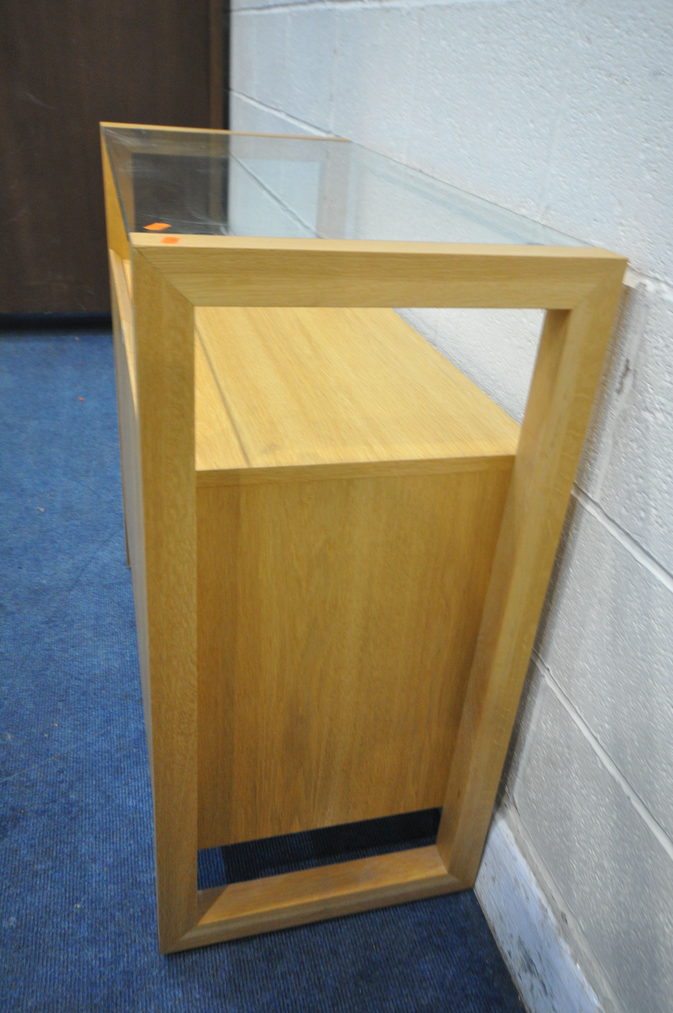 A SOLID LIGHT OAK SIDE TABLE, with a glass top, above two cupboard doors, width 90cm x depth 42cm - Image 3 of 4