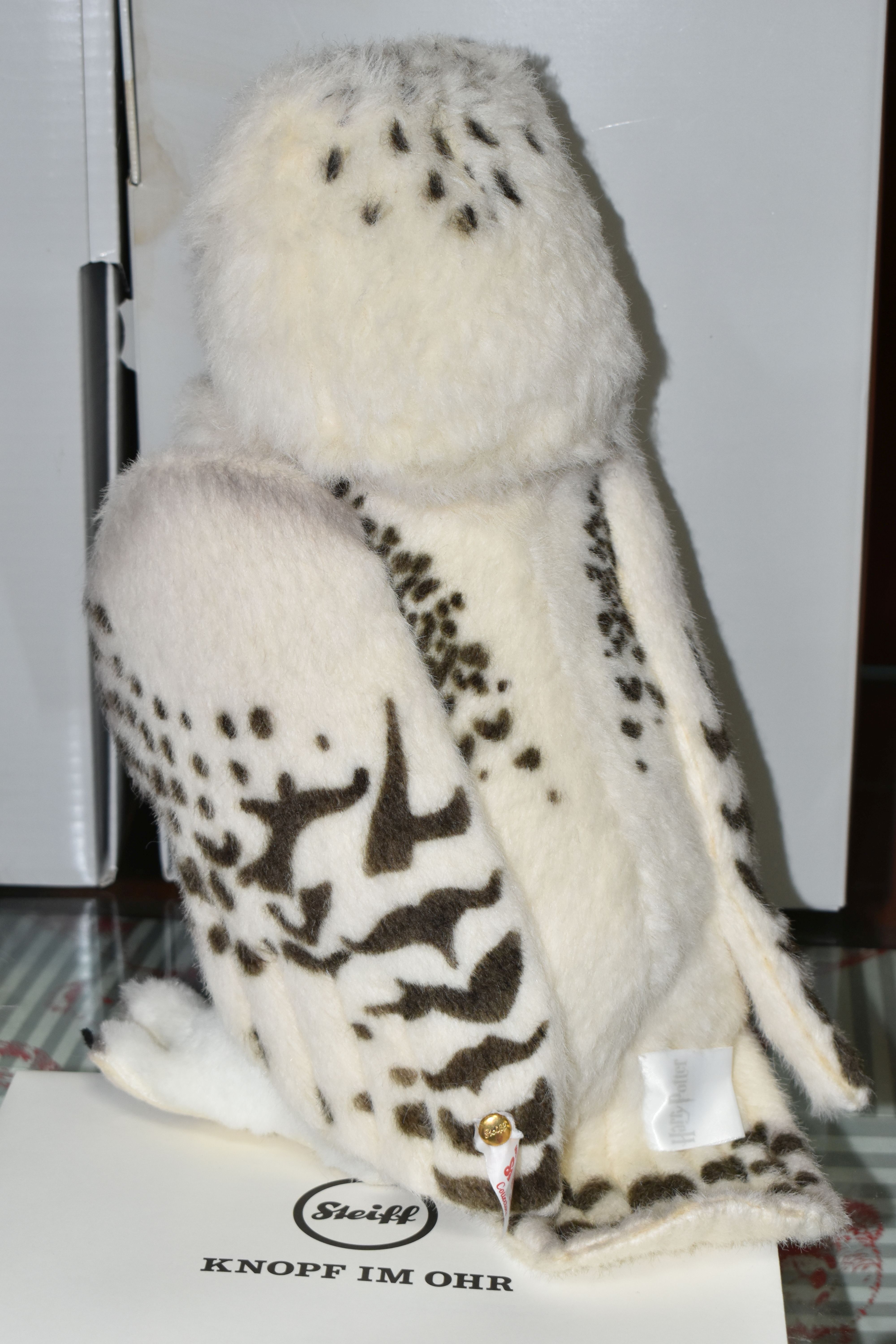 A BOXED LIMITED EDITION STEIFF 'HEDWIG' FROM 'HARRY POTTER', made from white alpaca, gold coloured - Bild 4 aus 4