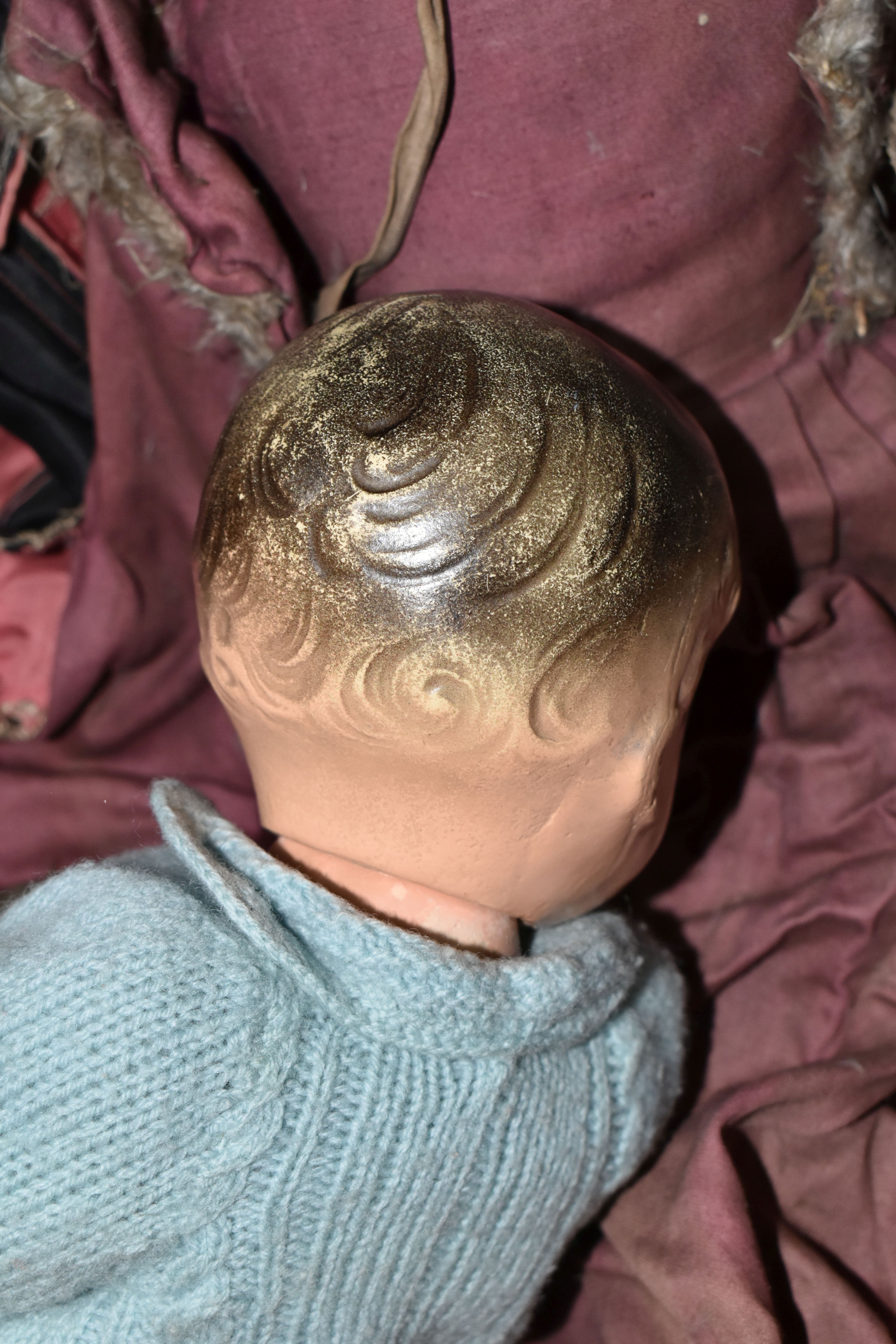 A VINTAGE CLOTH HEAD DOLL, moulded and painted features, original wig, cloth body with composition - Bild 8 aus 10