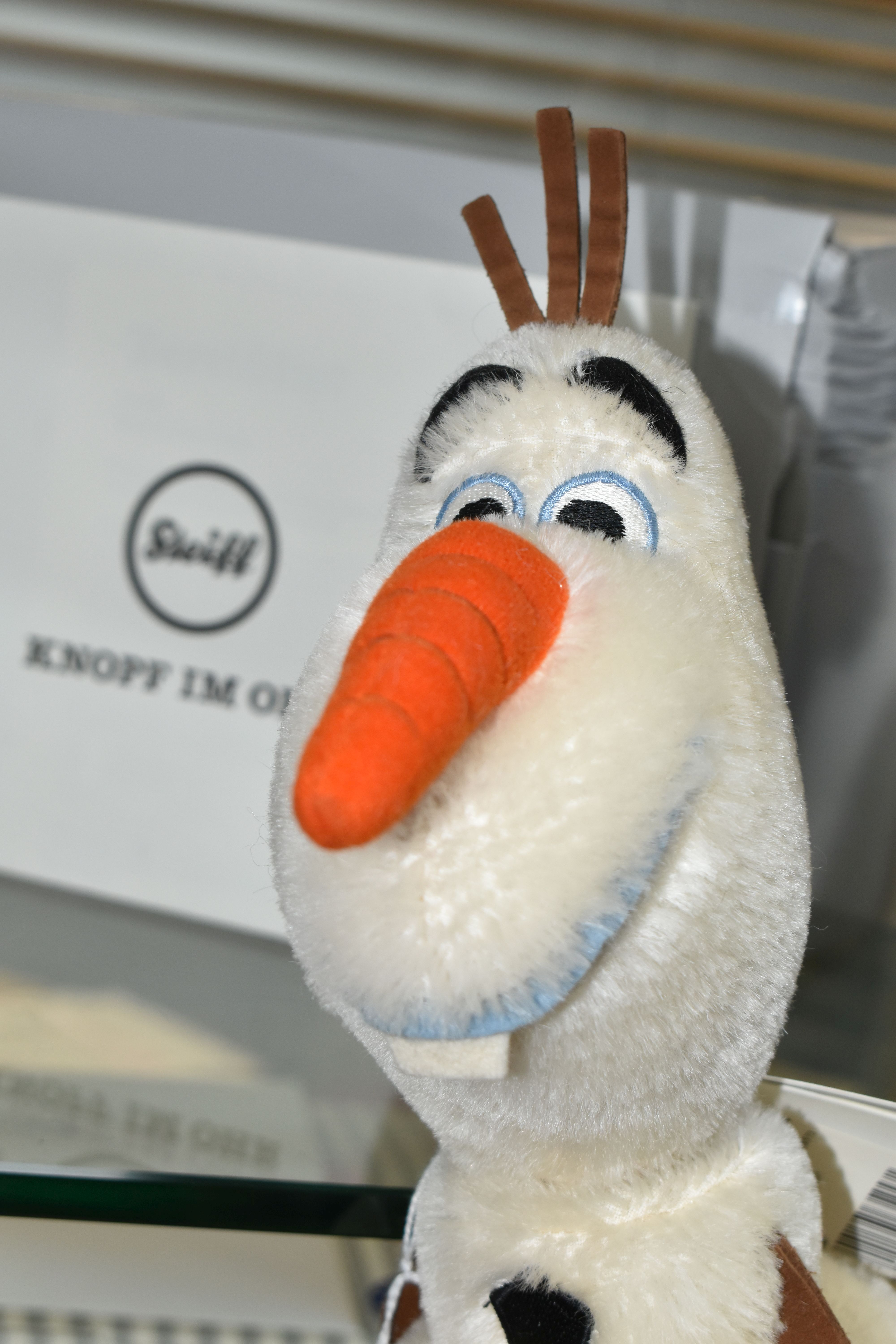 A BOXED STEIFF LIMITED EDITION DISNEY FROZEN 'OLAF', no.354571, limited edition no.803/2013, white - Bild 2 aus 3