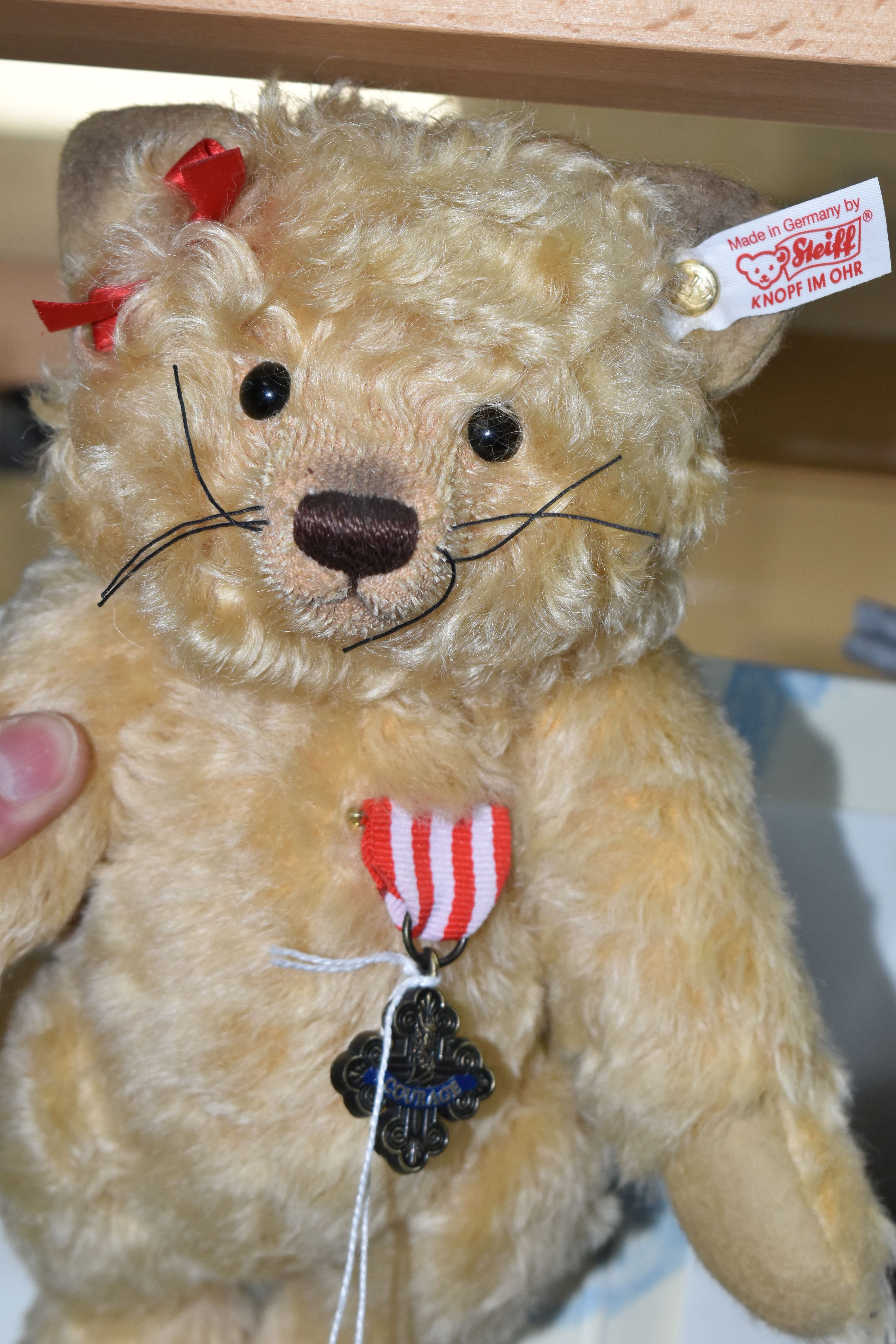 A BOXED STEIFF LIMITED EDITION COWARDLY LION TEDDY BEAR, no. 682674, from the Wizard of Oz 2014 - Bild 2 aus 3