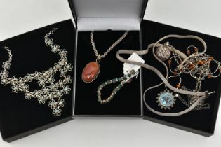 A SELECTION OF SILVER AND WHITE METAL JEWELLERY, to include a circular locket, an abalone shell