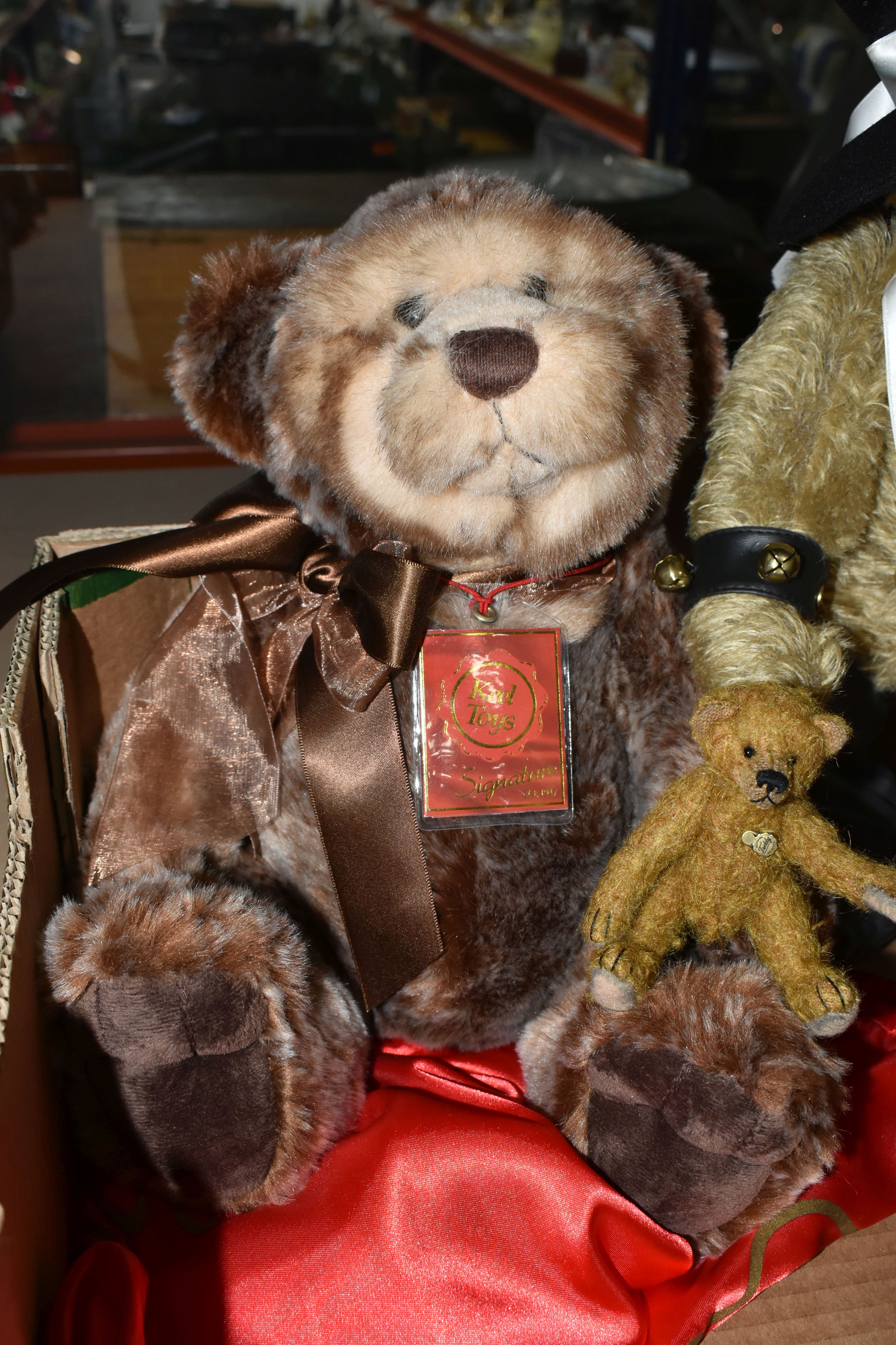 A BOX OF MODERN COLLECTORS BEARS, including a World of Bears limited edition of 50 Herman Morris - Bild 8 aus 8