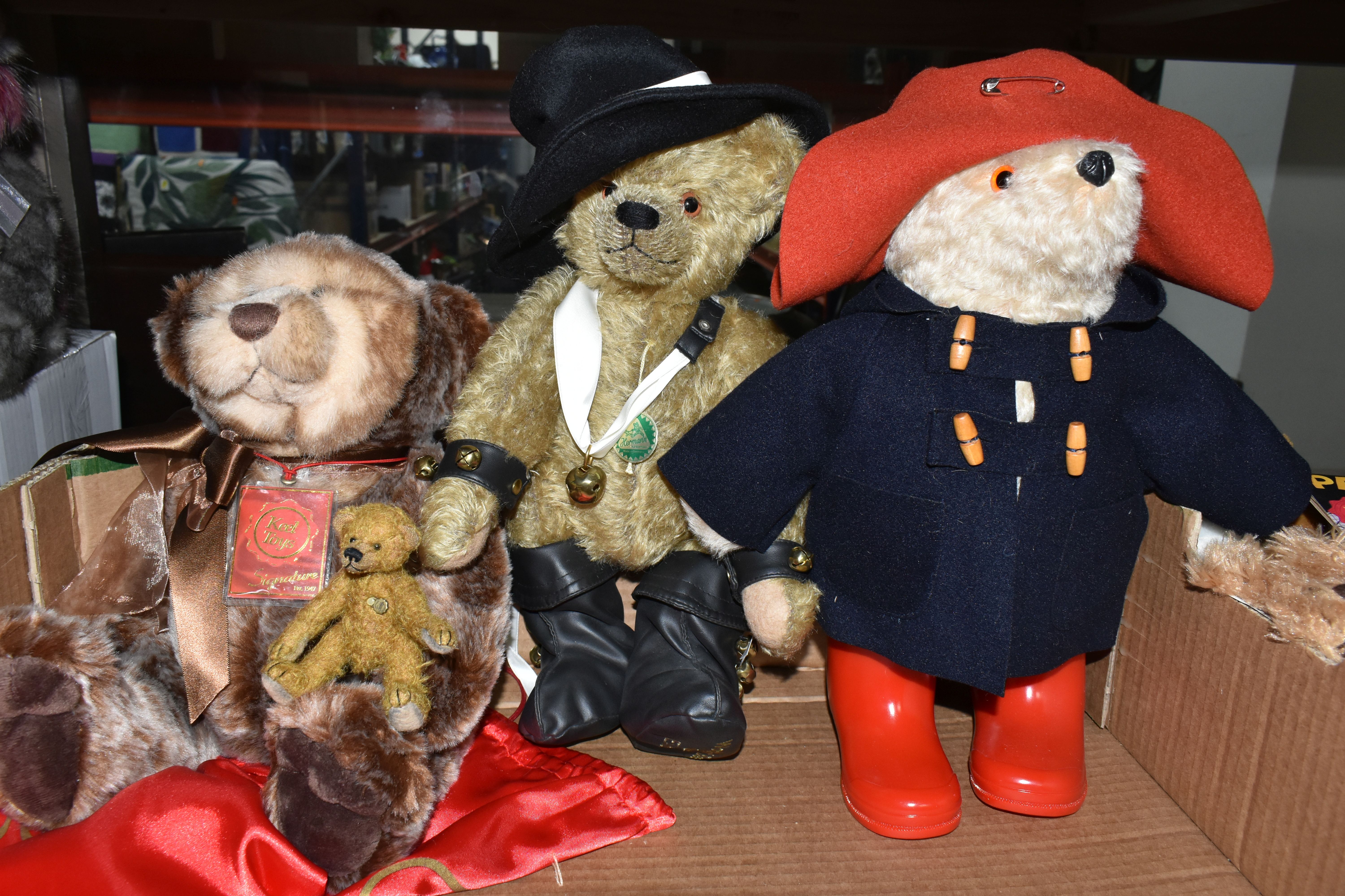 A BOX OF MODERN COLLECTORS BEARS, including a World of Bears limited edition of 50 Herman Morris - Bild 4 aus 8