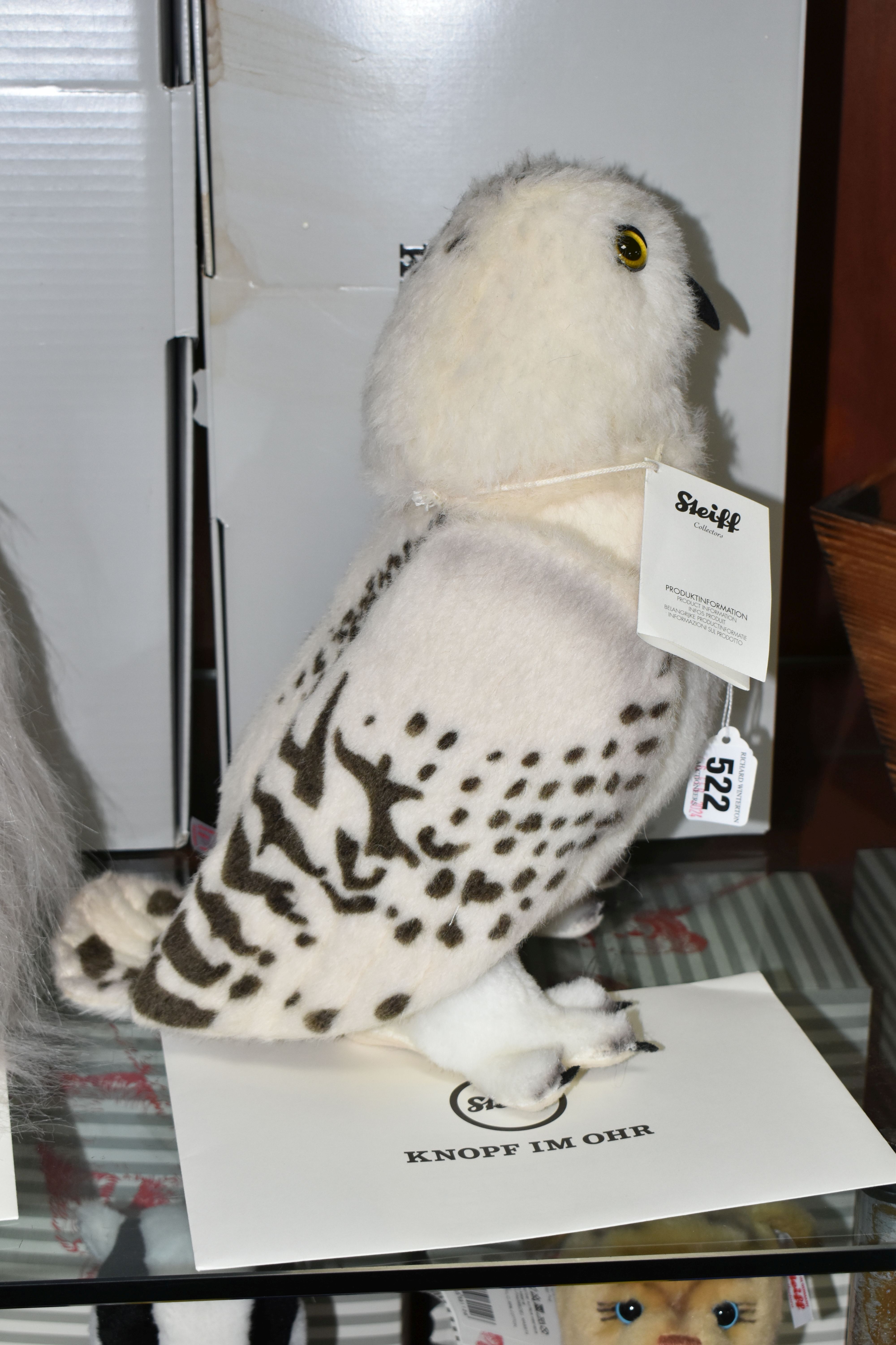 A BOXED LIMITED EDITION STEIFF 'HEDWIG' FROM 'HARRY POTTER', made from white alpaca, gold coloured - Bild 3 aus 4