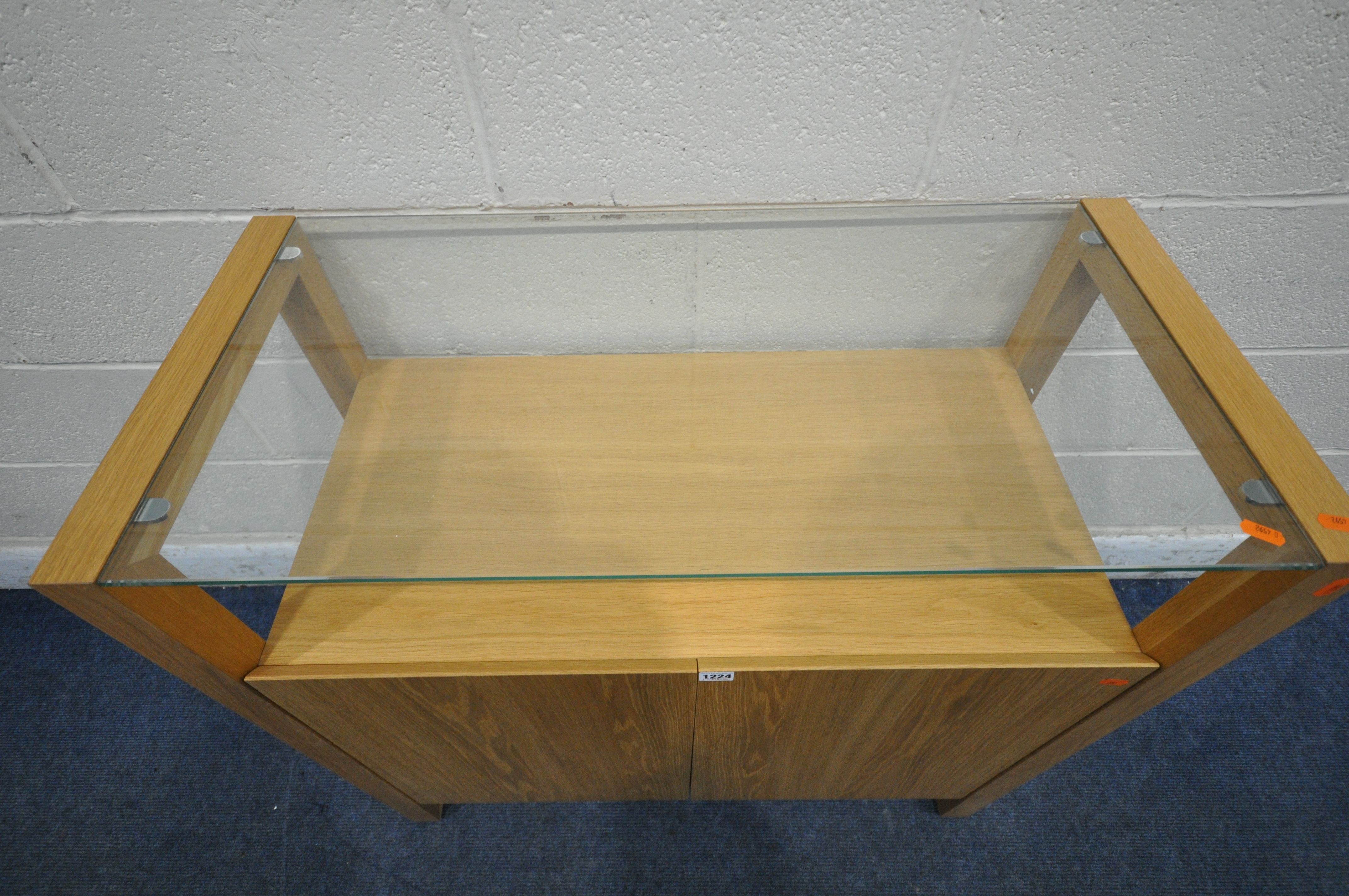 A SOLID LIGHT OAK SIDE TABLE, with a glass top, above two cupboard doors, width 90cm x depth 42cm - Image 2 of 4