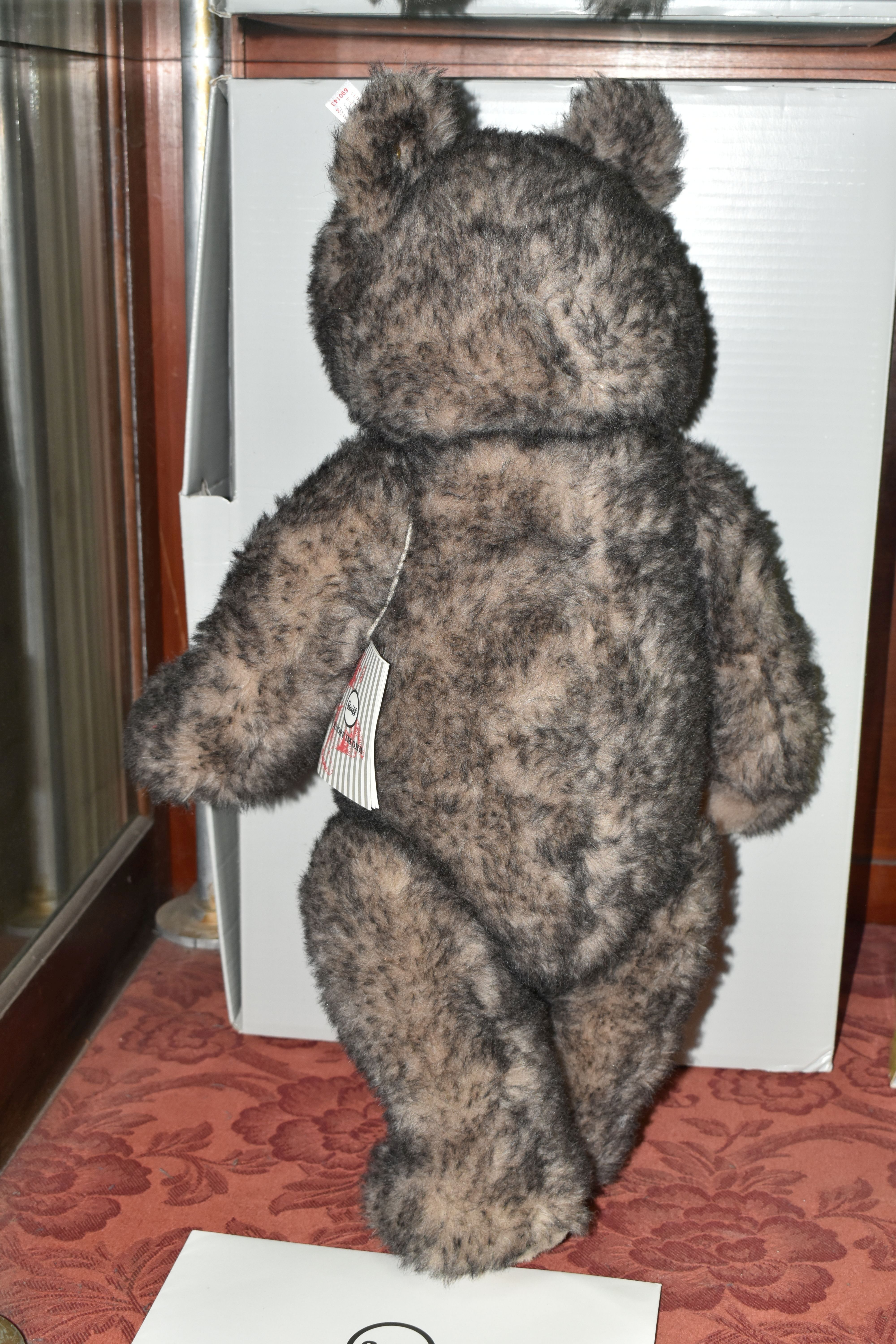 A BOXED STEIFF LIMITED EDITION 'BIG BEAR', jointed with grey tipped alpaca 'fur', growler, gold - Bild 3 aus 3