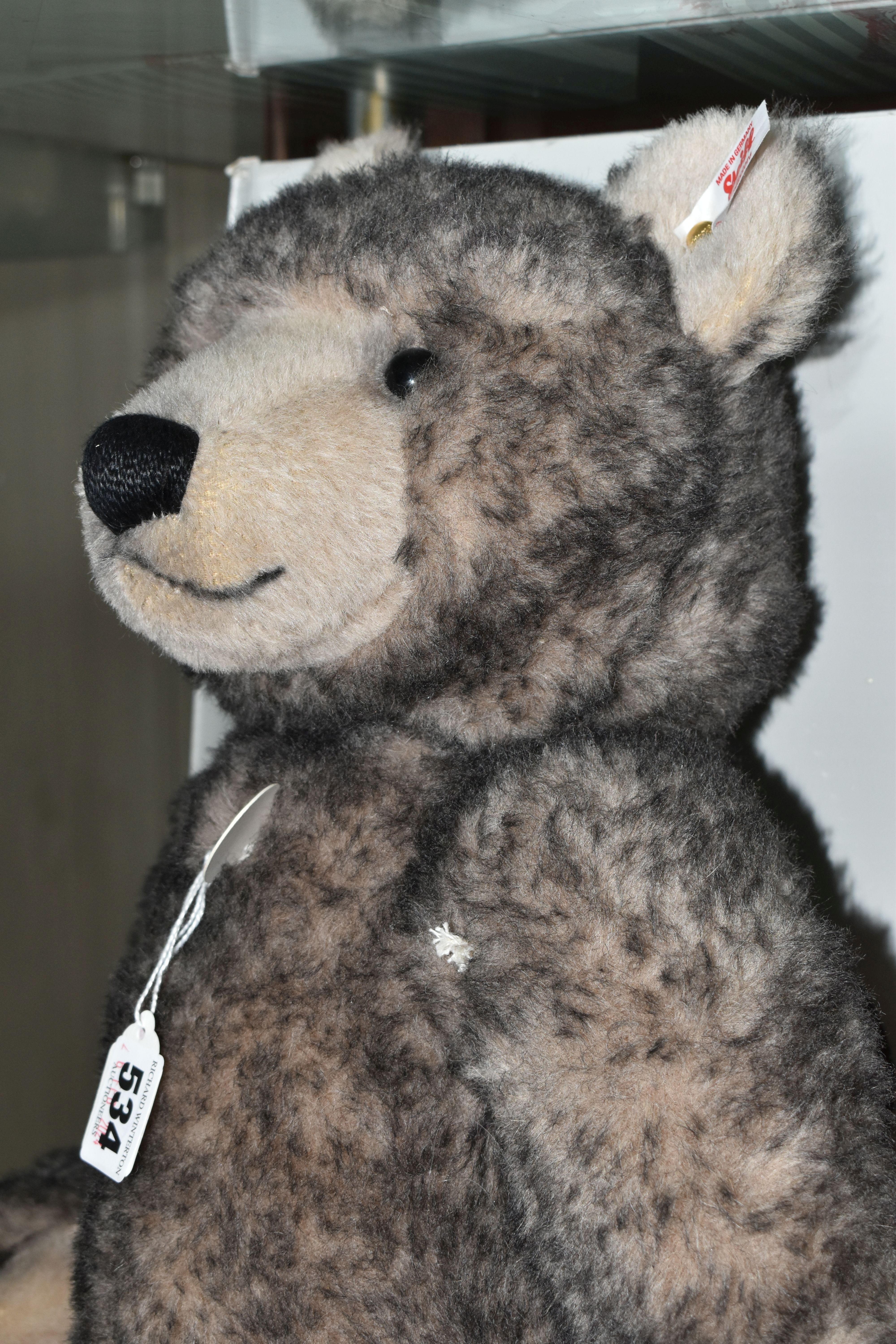 A BOXED STEIFF LIMITED EDITION 'BIG BEAR', jointed with grey tipped alpaca 'fur', growler, gold - Bild 2 aus 3