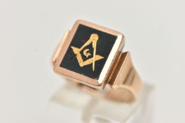 A GENTS 9CT GOLD MASONIC BLOODSTONE SIGNET RING, rectangular bloodstone inlay depicting square and