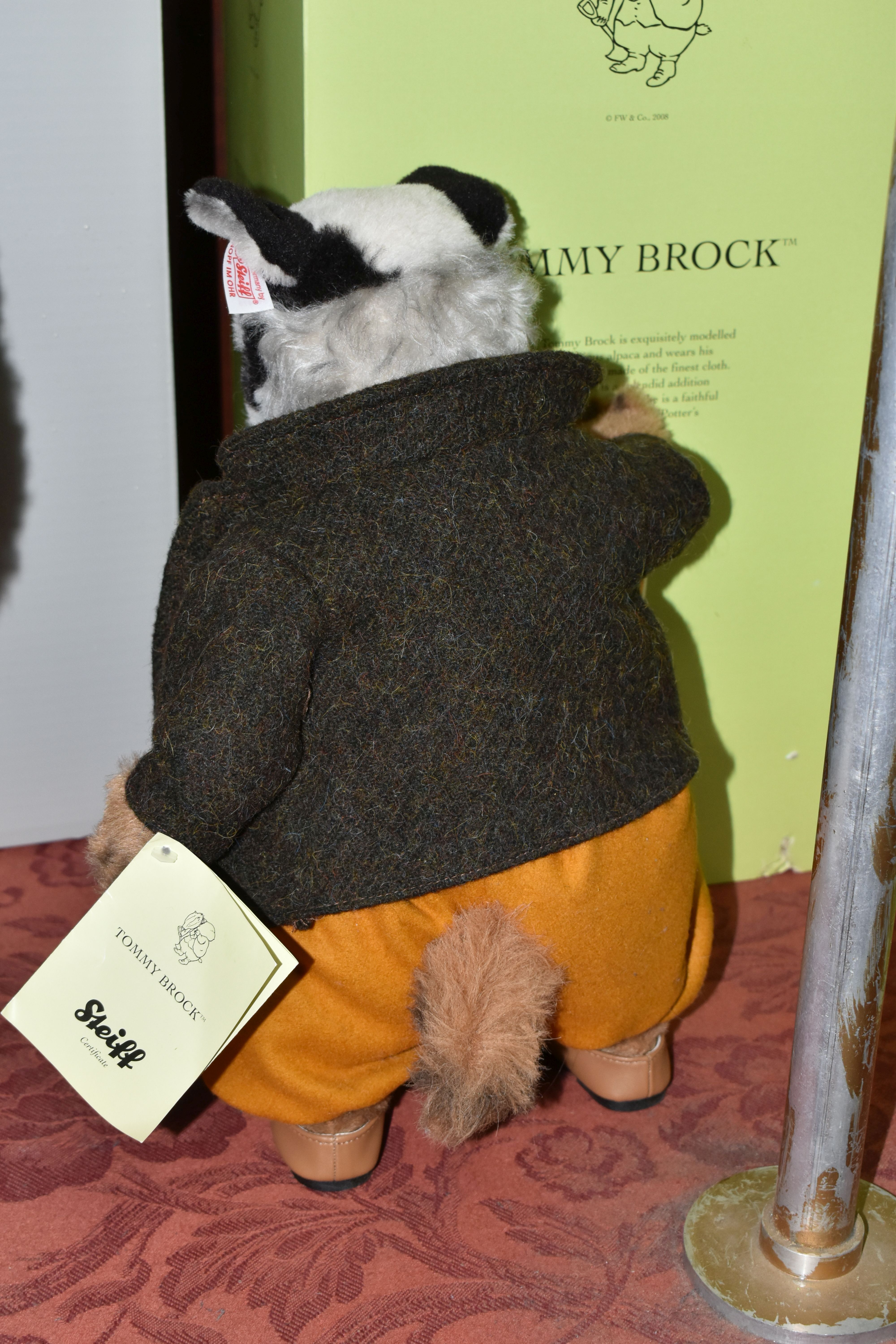 A BOXED STEIFF BEATRIX POTTER LIMITED EDITION 'TOMMY BROCK', the badger character with alpaca and - Bild 2 aus 2