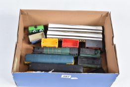 A QUANTITY OF UNBOXED AND ASSORTED OO GAUGE MODEL RAILWAY ITEMS, to include Hornby class 86