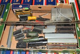 A QUANTITY OF UNBOXED AND ASSORTED OO GAUGE MODEL RAILWAY ITEMS, majority in damaged or playworn