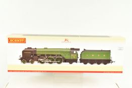 A BOXED OO GAUGE HORNBY MODEL RAILWAYS LOCOMOTIVE, Class A2, no. 514 'Chamossaire' in LNER Apple