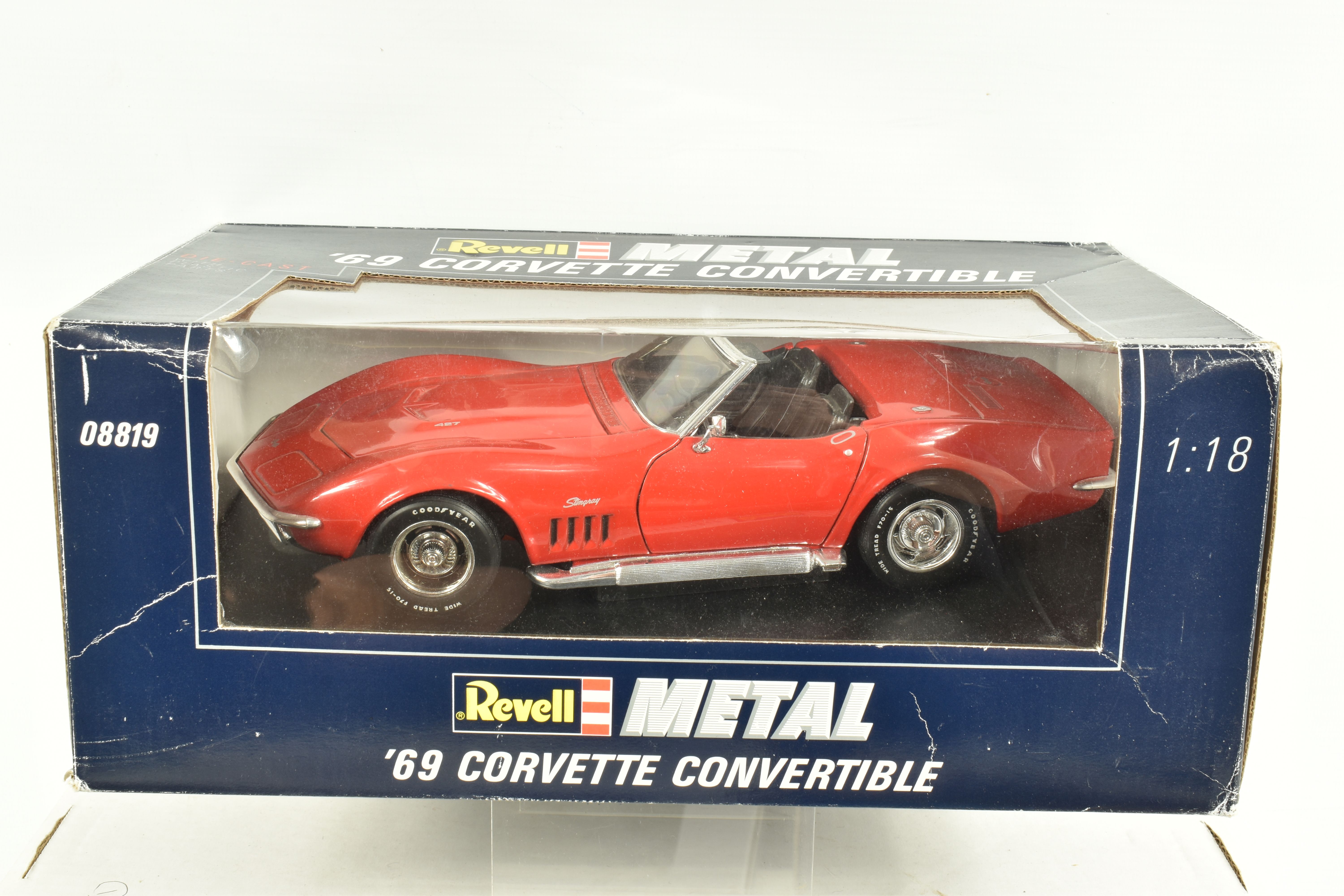 FIVE BOXED METAL DIECAST 1:18 SCALE MODEL CARS, to include a MotoMax 1961 Chevrolet Stingray Mako - Image 2 of 6
