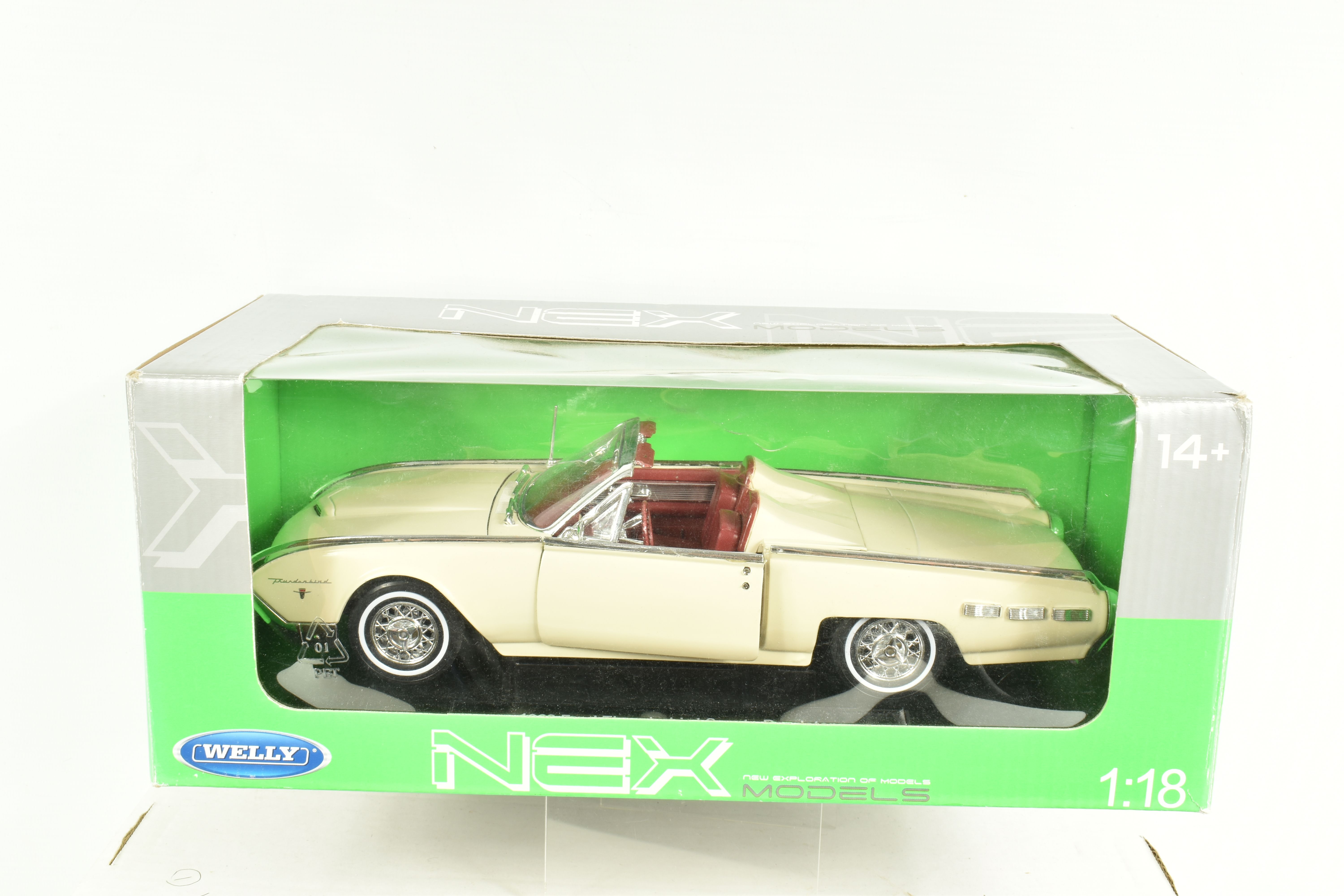 FIVE BOXED METAL DIECAST 1:18 SCALE MODEL CARS, to include a MotoMax 1961 Chevrolet Stingray Mako - Image 4 of 6