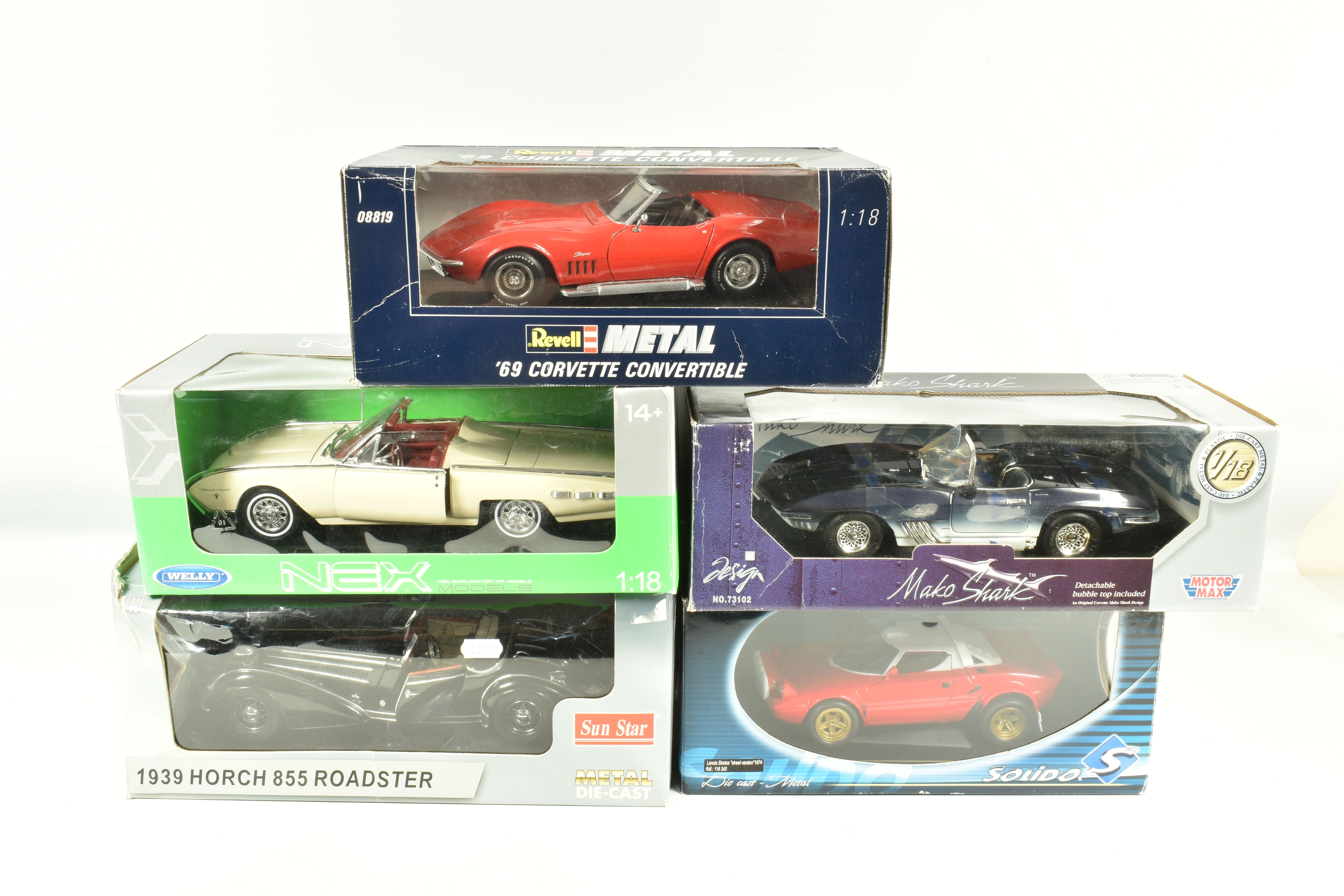 FIVE BOXED METAL DIECAST 1:18 SCALE MODEL CARS, to include a MotoMax 1961 Chevrolet Stingray Mako