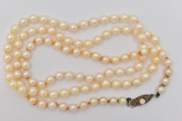 A CULTURED PEARL NECKLACE, single row of cream pearls with a pink hue, each individually knotted