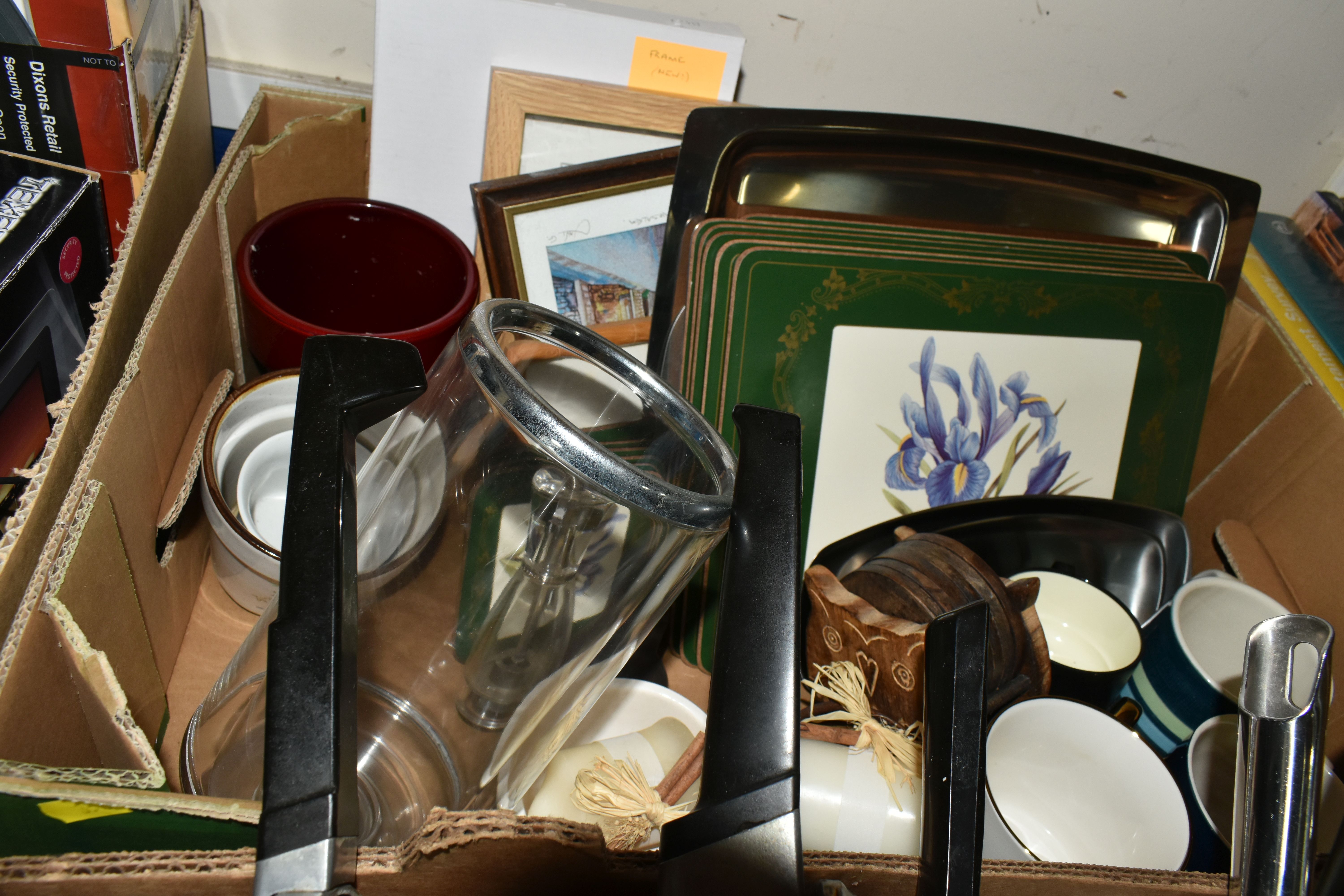 FOUR BOXES AND LOOSE KITCHEN WARE AND SUNDRY HOUSEHOLD ITEMS, to include a boxed Swan 12'' jam - Image 3 of 5