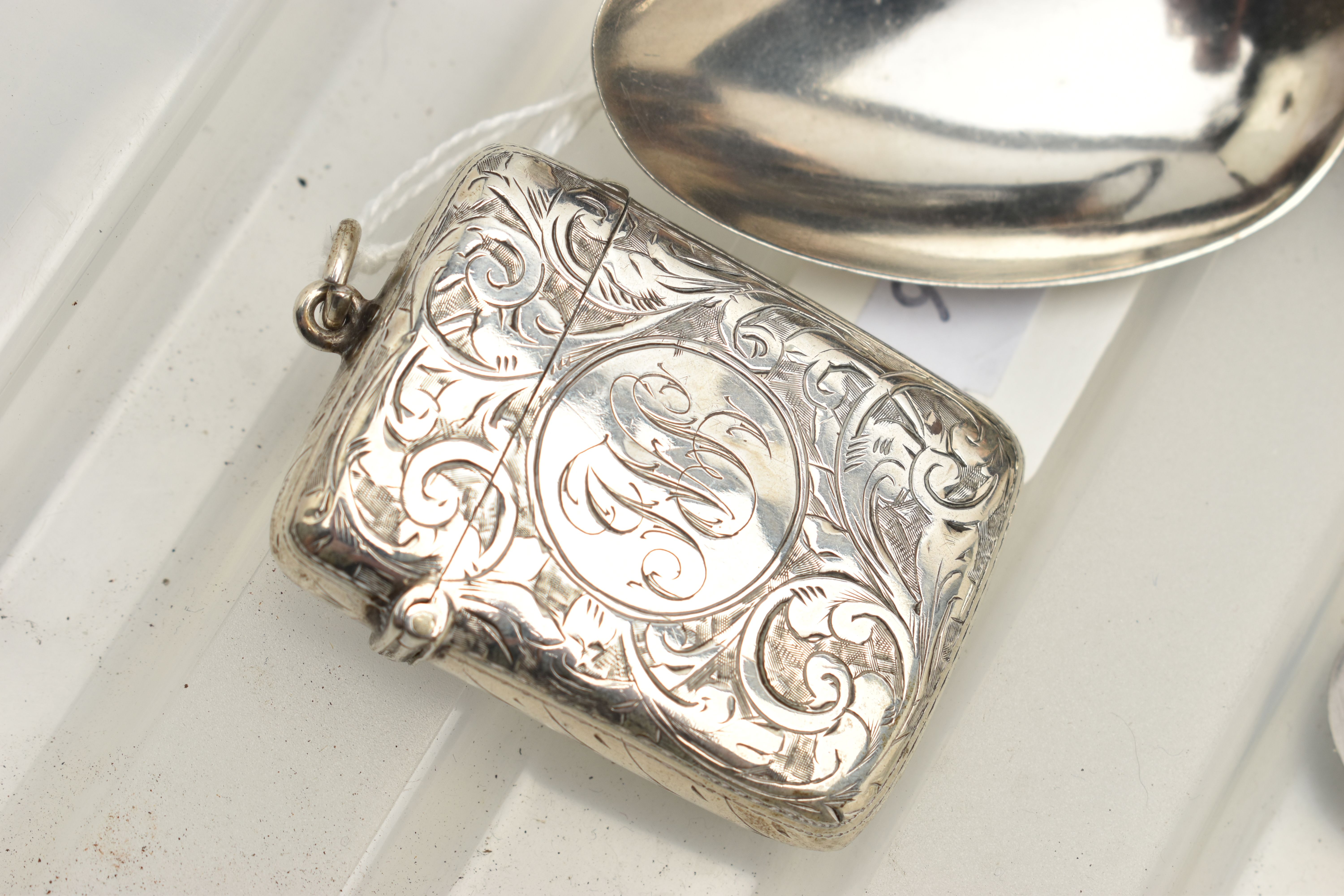 A SILVER VESTA CASE AND ASSORTED WHITE METAL WARE, the foliate engraved vesta case with engraved - Image 4 of 5