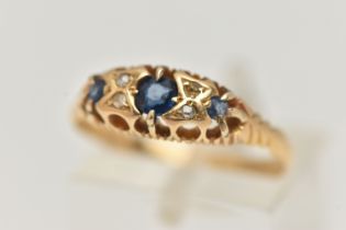 AN EDWARDIAN 18CT GOLD SAPPHIRE AND DIAMOND RING, designed as three graduated circular cut sapphires