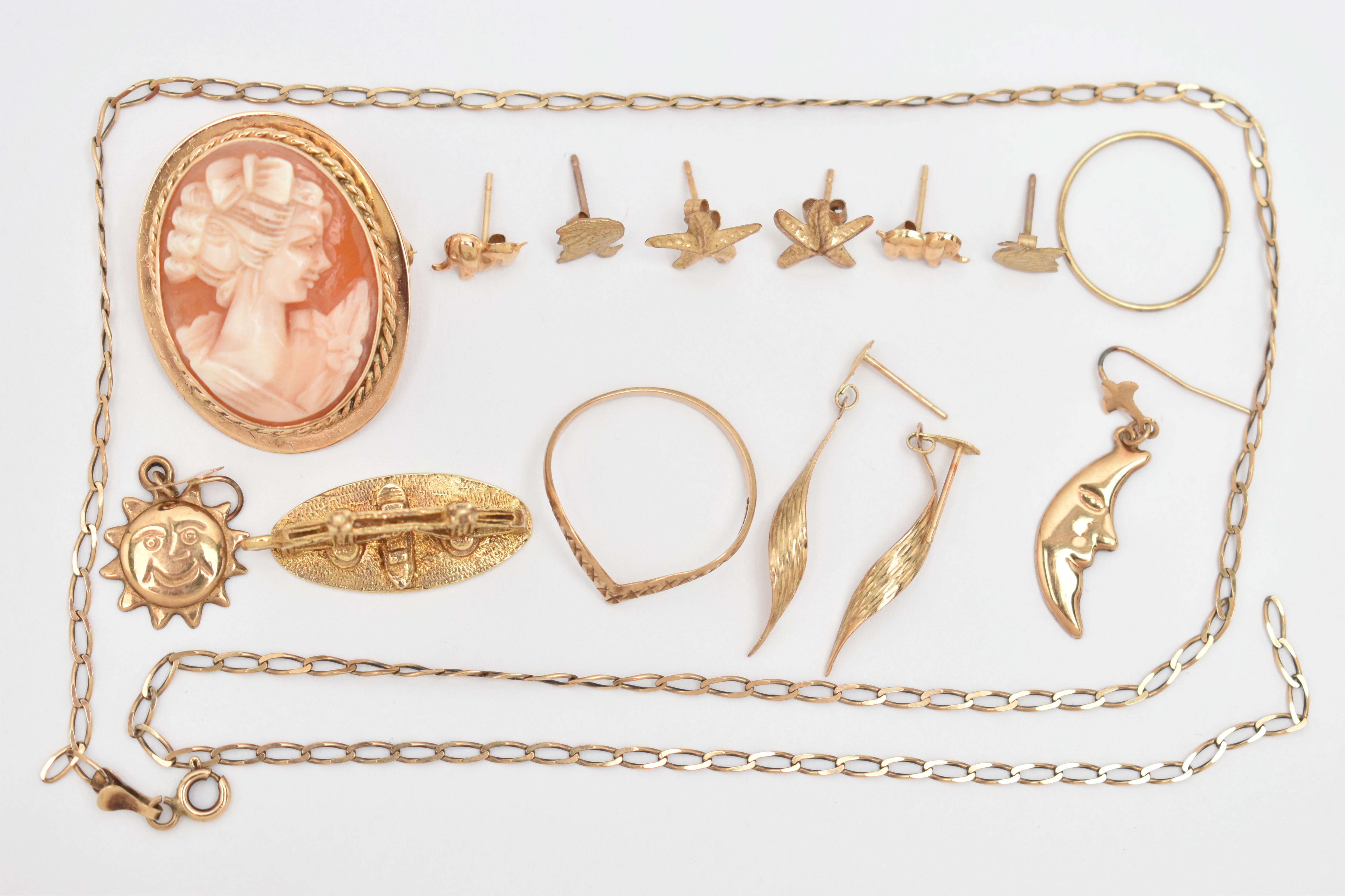 A SELECTION OF YELLOW METAL JEWELLERY, to include a shell cameo brooch, stamped 9ct, a 9ct gold